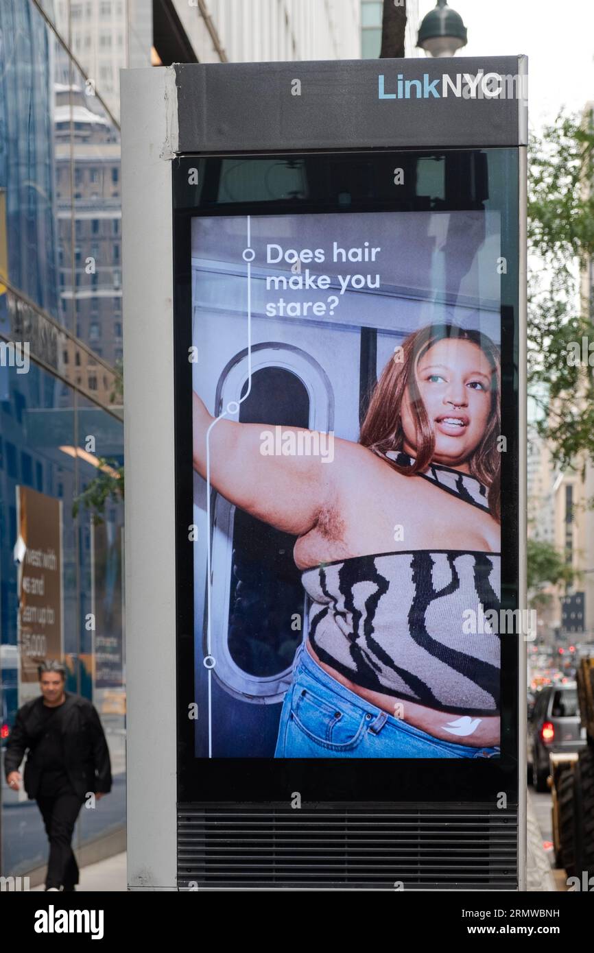 Annunci accattivanti dal deodorante dove Dry Spray sugli schermi Link NYC a Midtown Manhattan, New York City. Foto Stock