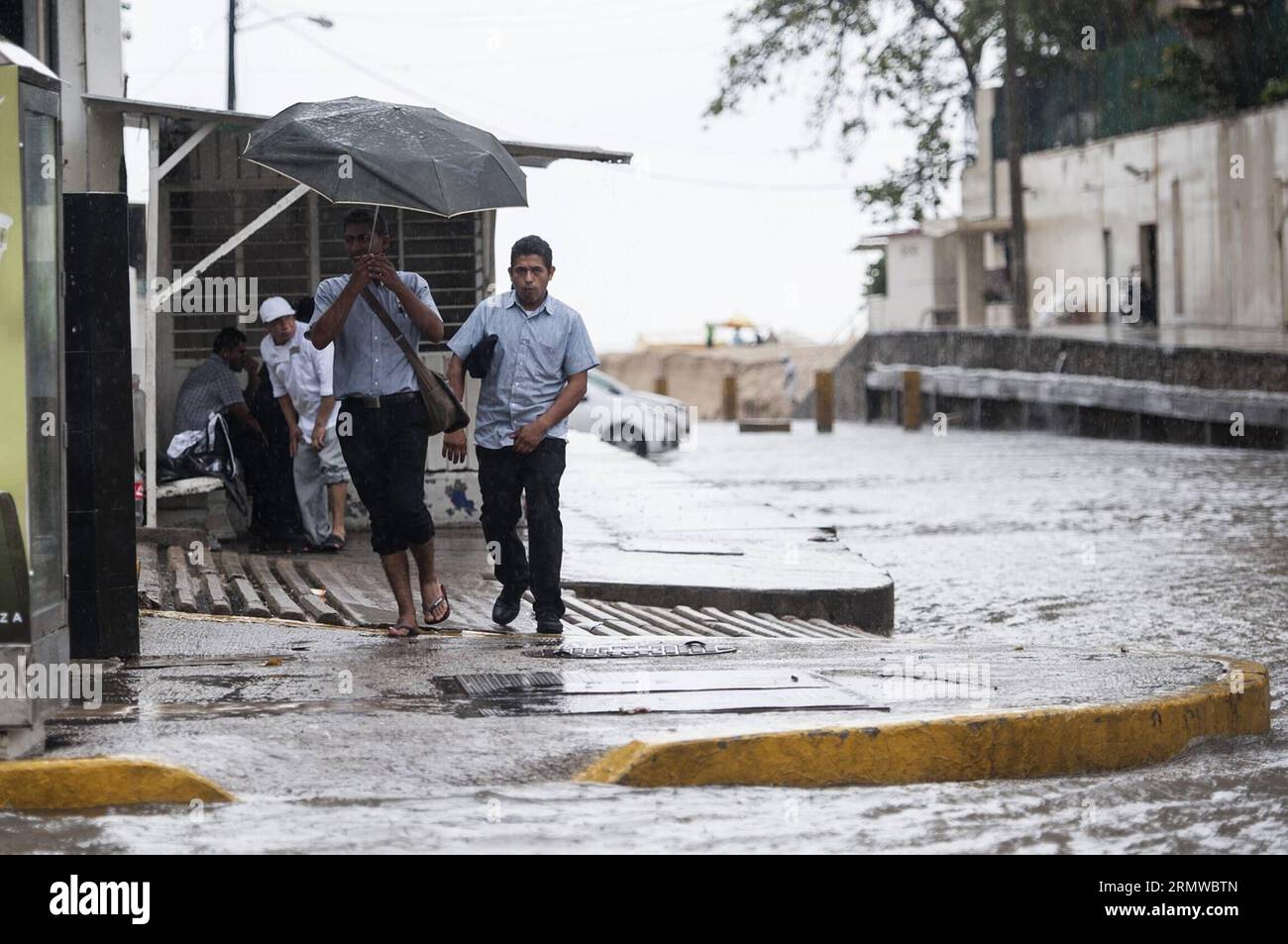 Un uomo tiene un ombrello sotto la pioggia, a Acapulco Port, Guerrero, Messico, il 19 ottobre, 2014. l'intensa pioggia generata dalla tempesta tropicale Trudy ha causato la morte di sette persone nello stato meridionale di Guerrero, informato dalla protezione civile di domenica. ) (wxl) MESSICO-GUERRERO-AMBIENTE-CLIMA JesusxEspinosa PUBLICATIONxNOTxINxCHN un uomo tiene a ombrello attraverso la pioggia ad Acapulco, Messico Port Guerrero Messico IL 19 ottobre 2014 l'intensa pioggia generata dalla tempesta tropicale Trudy ha lasciato sette celebrità morte nello Stato meridionale di Guerrero informata dalla protezione civile domenica Mexic Foto Stock