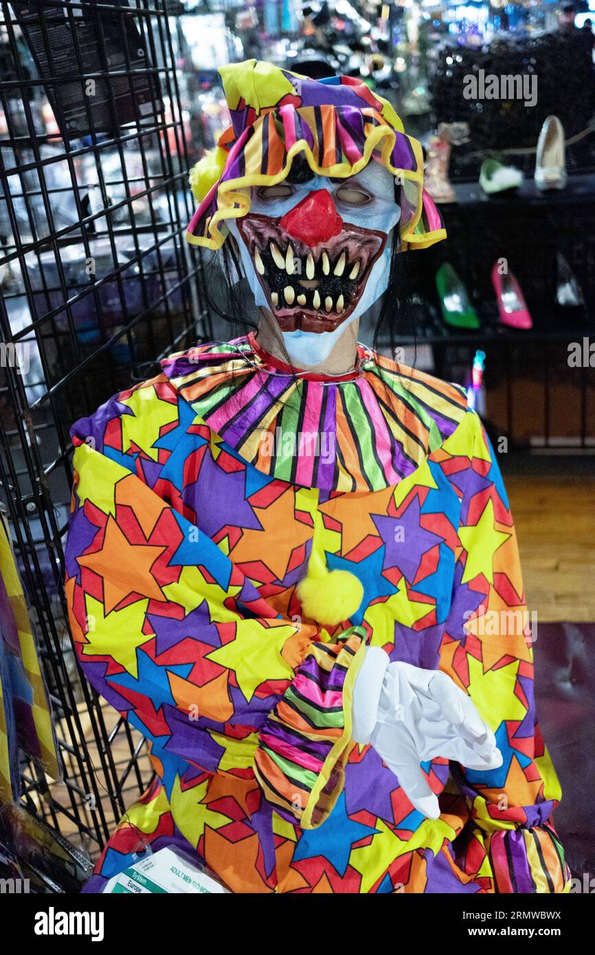 Un manichino che indossa un colorato costume da clown e una spaventosa maschera di gomma. All'interno dell'avventura di Halloween a Broadway nel Greenwich Village. Foto Stock