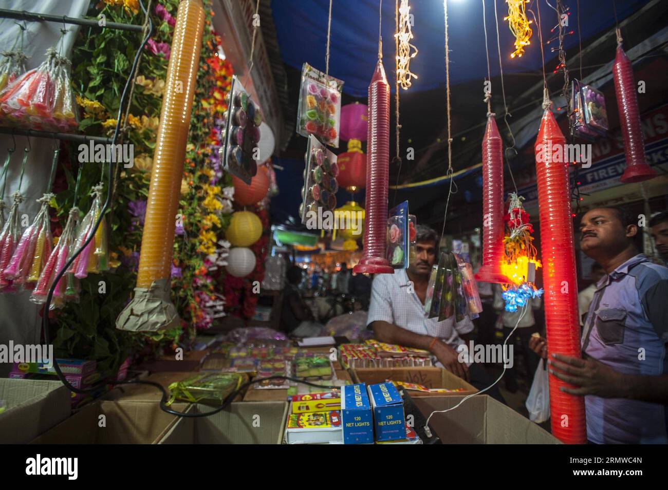 (141021) -- CALCUTTA, 20 ottobre 2014 -- gli indiani acquistano lampade elettriche e candele per decorare la casa in occasione di Diwali a Calcutta, capitale dello stato dell'India orientale del Bengala occidentale il 20 ottobre 2014. Diwali, la festa indù delle luci, simboleggia il ritorno a casa del dio indù, Lord Rama, dopo la sua vittoria sul demone re Ravana. INDIA-CALCUTTA-DIWALI-ILLUMINAZIONE TumpaxMondal PUBLICATIONxNOTxINxCHN Calcutta OCT 20 2014 celebrità indiane Acquista lampade elettriche e candele per decorare Home IN occasione di Diwali a Calcutta capitale dello stato dell'India orientale del Bengala OCCIDENTALE IL 20 ottobre 2014 Diwali The Foto Stock