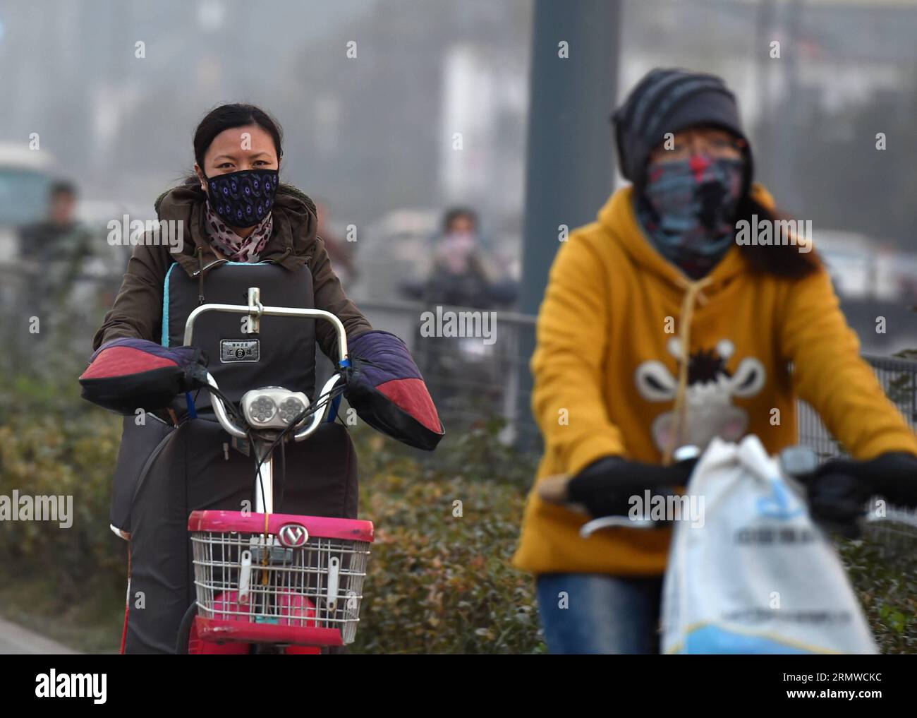 (141022) -- TAIYUAN, 22 ottobre 2014 -- persone che indossano maschere cavalcano in un giorno nebuloso a Taiyuan, capitale della provincia dello Shanxi della Cina settentrionale, 22 ottobre 2014. Lo smog persistente ha avvolto la città dal 19 ottobre. ) (hdt) CHINA-TAIYUAN-SMOG (CN) YanxYan PUBLICATIONxNOTxINxCHN Taiyuan OCT 22 2014 celebrità che indossano maschere Ride IN un Hazy Day a Taiyuan capitale della provincia dello Shanxi della Cina settentrionale OCT 22 2014 lo Smog persistente ha avvolto la città dall'OCT 19 HDT China Taiyuan Smog CN PUBLICATIONXNOTxINXCHN Foto Stock