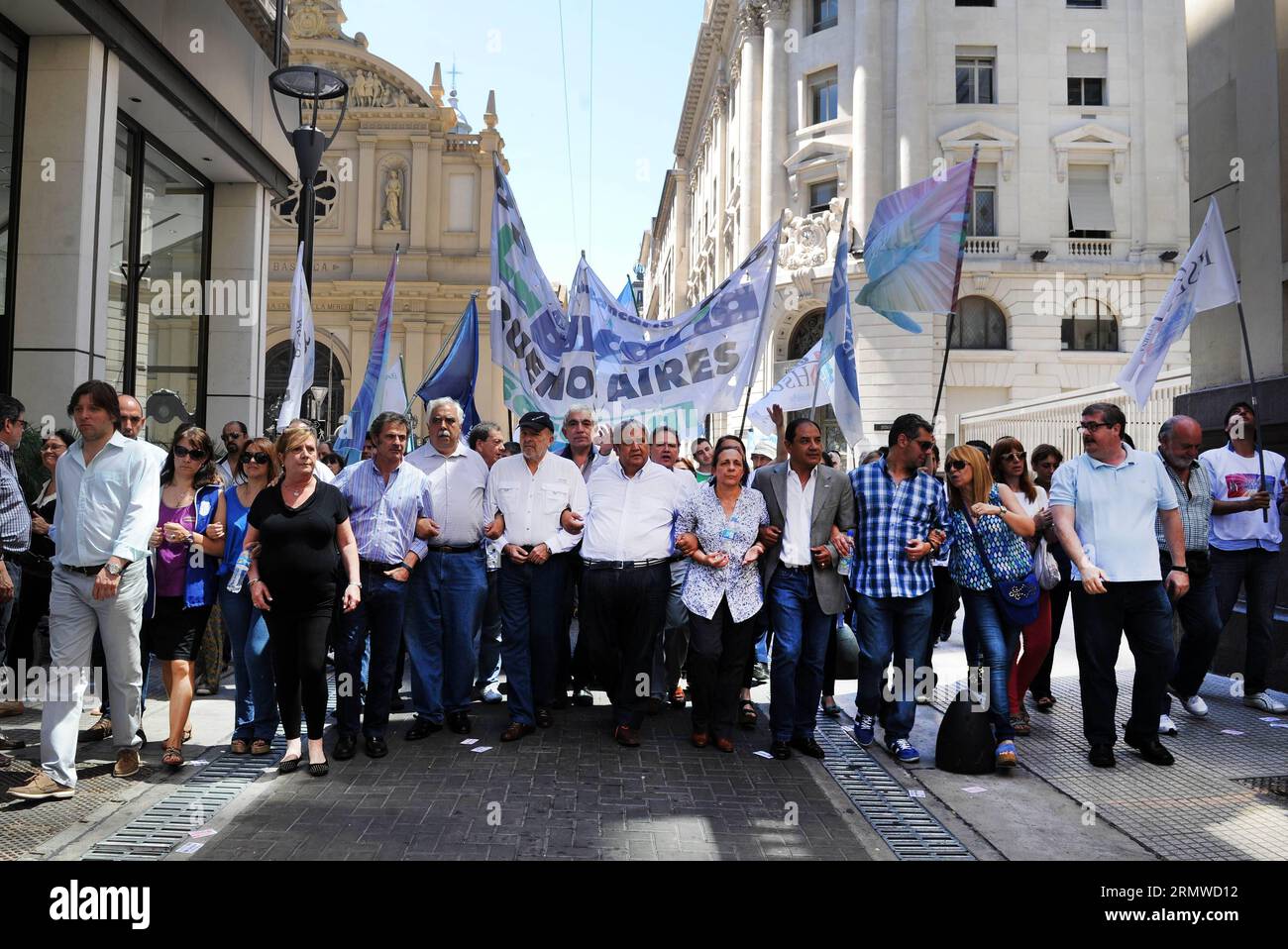 (141023) -- BUENOS AIRES, 22 ottobre 2014 -- i lavoratori dell'Associazione bancaria partecipano a una manifestazione a Buenos Aires, Argentina, il 22 ottobre 2014. Più di 100.000 dipendenti bancari dell'Argentina hanno iniziato mercoledì uno sciopero che chiedeva un miglioramento dei salari. I lavoratori hanno sostenuto che il governo cambia l'imposta sul reddito, che colpisce i salari superiori a 15.000 pesos (1.750 dollari USA) ed è considerata dai dipendenti come una tassa sul lavoro . Tito la penna/) (lmz) ARGENTINA-BUENOS AIRES-SOCIETÀ-PROTESTA TELAM PUBLICATIONxNOTxINxCHN Buenos Aires Ott 22 2014 lavoratori dell'Associazione bancaria partecipano i Foto Stock