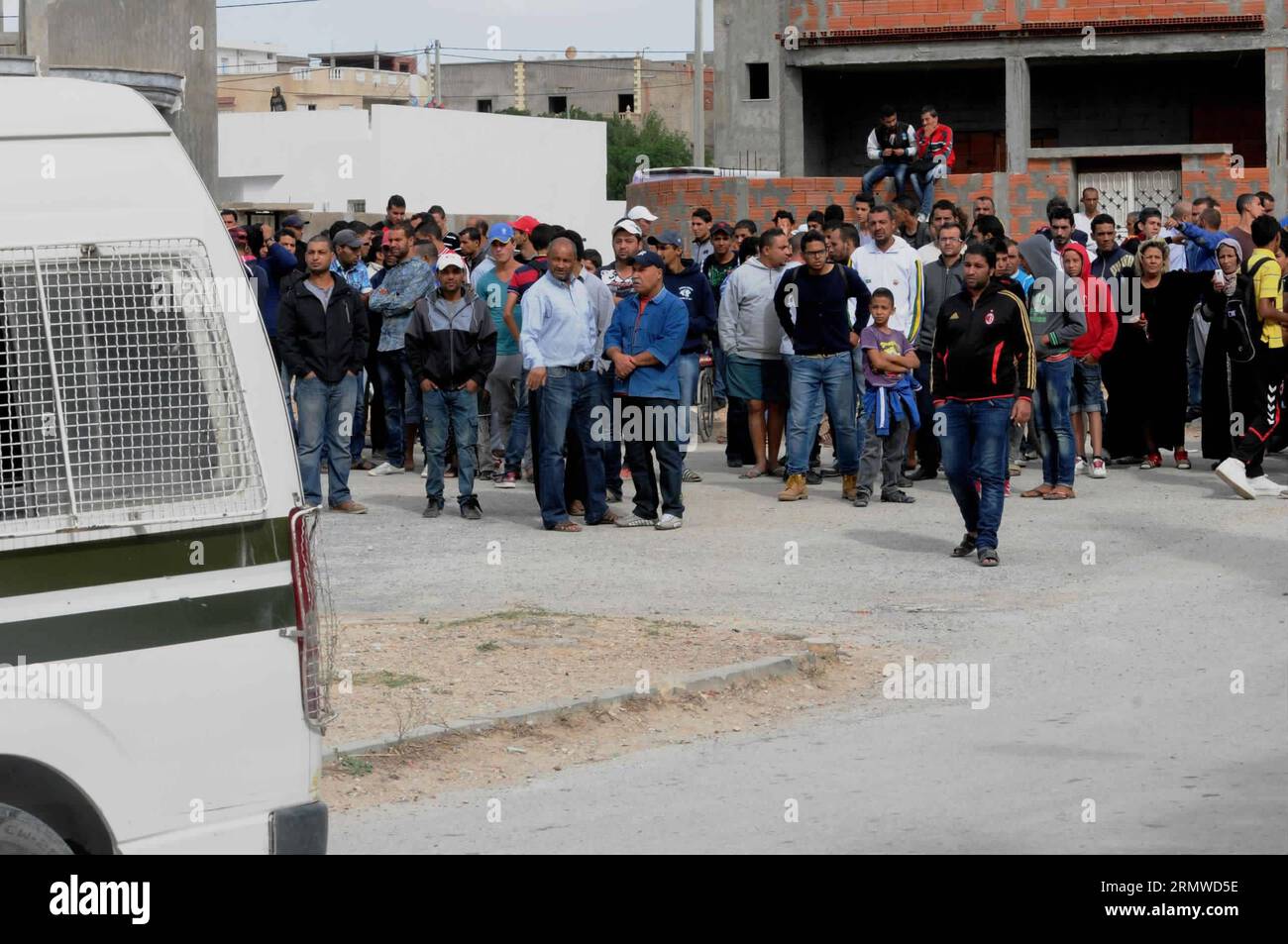 (141023) -- TUNISI, 23 ottobre 2014 -- le persone si riuniscono come addetti alla sicurezza partecipano a un'operazione a Oued Elli di Tunisi, Tunisia, il 23 ottobre 2014. Un poliziotto tunisino è stato ucciso giovedì quando le forze di sicurezza si sono scontrate con i militanti nel sobborgo di Tunisi, mentre il paese si prepara alle elezioni parlamentari. ) TUNISIA-TUNISI-MILITANTI DELL'OPERAZIONE DI SICUREZZA Adel PUBLICATIONxNOTxINxCHN Tunisi OCT 23 2014 celebrità si riuniscono mentre la sicurezza partecipa all'operazione Oued Elli di Tunisi in Tunisia IL 23 ottobre 2014 un poliziotto tunisino che HA UCCISO giovedì quando le forze di sicurezza si sono scontrate con militanti Foto Stock