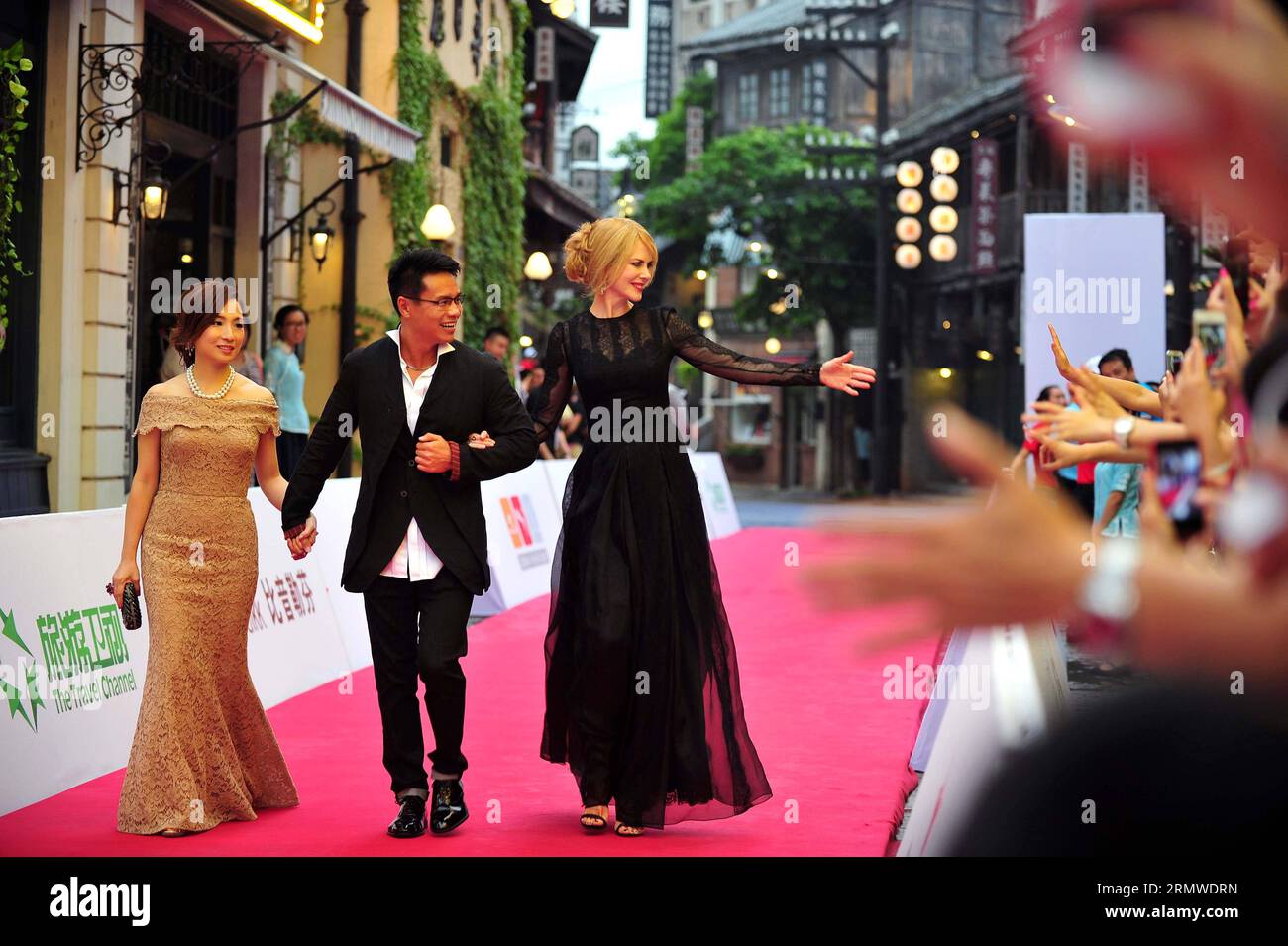 (141024) -- HAIKOU, 24 ottobre 2014 -- l'attrice australiana Nicole Kidman (R) saluta il pubblico alla cerimonia del Red carpet del torneo di golf 2014 Mission Hill World Celebrity Pro-Am a Haikou, capitale della provincia di Hainan della Cina meridionale, 24 ottobre 2014. ) (SP)CHINA-HAIKOU-GOLF-STARS GuoxCheng PUBLICATIONxNOTxINxCHN Haikou OCT 24 2014 l'attrice australiana Nicole Kidman r saluta il pubblico ALLA cerimonia di Red Carpet del 2014 Mission Hill World Celebrity pro al torneo di golf di Haikou capitale della provincia di Hainan della Cina meridionale Ott 24 2014 SP China Haikou Golf Stars GuoxCheng PUBLICATIONXNOTxI Foto Stock