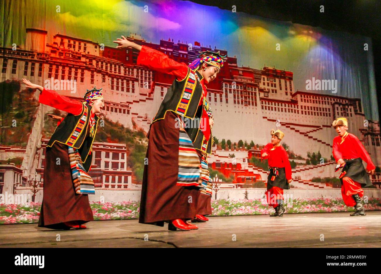 I membri di una troupe d'arte tibetana si esibiscono in un teatro a Harare, Zimbabwe, 24 ottobre 2014. La compagnia, durante il suo primo viaggio in Africa, metterà in scena due spettacoli in Zimbabwe e Mauritius, con l'obiettivo di promuovere lo scambio culturale e la comprensione tra Cina e Africa. ) (lmz) ZIMBABWE-HARARE-TIBETANO CULTURA-PERFORMANCE XuxLingui PUBLICATIONxNOTxINxCHN i membri della troupe d'arte tibetana si esibiscono IN un teatro di Harare Zimbabwe 24 ottobre 2014 la troupe NEL suo primo viaggio in Africa metterà in scena due spettacoli in Zimbabwe e Mauritius con l'obiettivo di RAFFORZARE lo scambio culturale e l'intesa tra C. Foto Stock