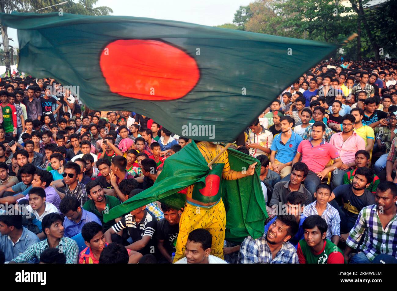 I giocatori nazionali di cricket del Bangladesh ricevono un caloroso benvenuto dal BCB per celebrare la loro performance di Coppa del mondo presso Manik mia Avenue, Dacca, Bangladesh, Foto Stock