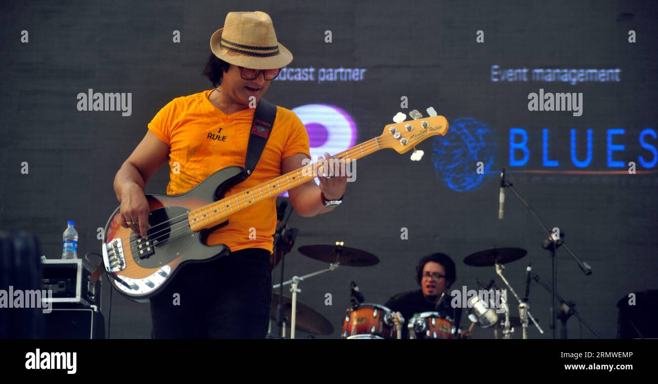 Shafin Ahmed, bassista e cantante della band Miles, si esibisce durante il cricket nazionale del Bangladesh, ricevendo un caloroso benvenuto da parte del BCB per festeggiare la festa Foto Stock