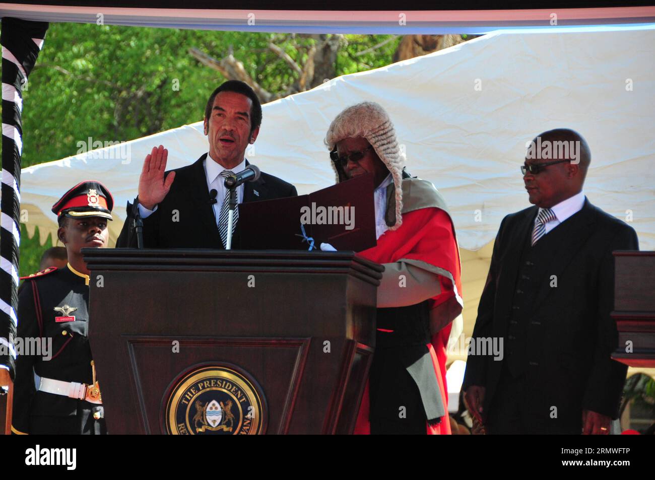 (141028) -- GABORONE, 28 ottobre 2014 -- il presidente in carica del Botswana Seretse Khama Ian Khama (fronte L) ha giurato di iniziare il suo nuovo mandato come presidente il 28 ottobre 2014. Il popolo Batswana ha fatto il suo voto venerdì per scegliere i 57 membri dell'Assemblea nazionale e 490 consiglieri per i governi locali. )(cy) BOTSWANA-GABORONE-PRESIDENT-GIURARING A LuxTianran PUBLICATIONxNOTxINxCHN Gaborone OCT 28 2014 Il presidente in carica del Botswana Khama Ian Khama Front l È in procinto di iniziare il suo nuovo mandato come presidente IL 28 2014 ottobre le celebrità di Batswana hanno gettato IL loro voto venerdì per scegliere il membro 57 Foto Stock