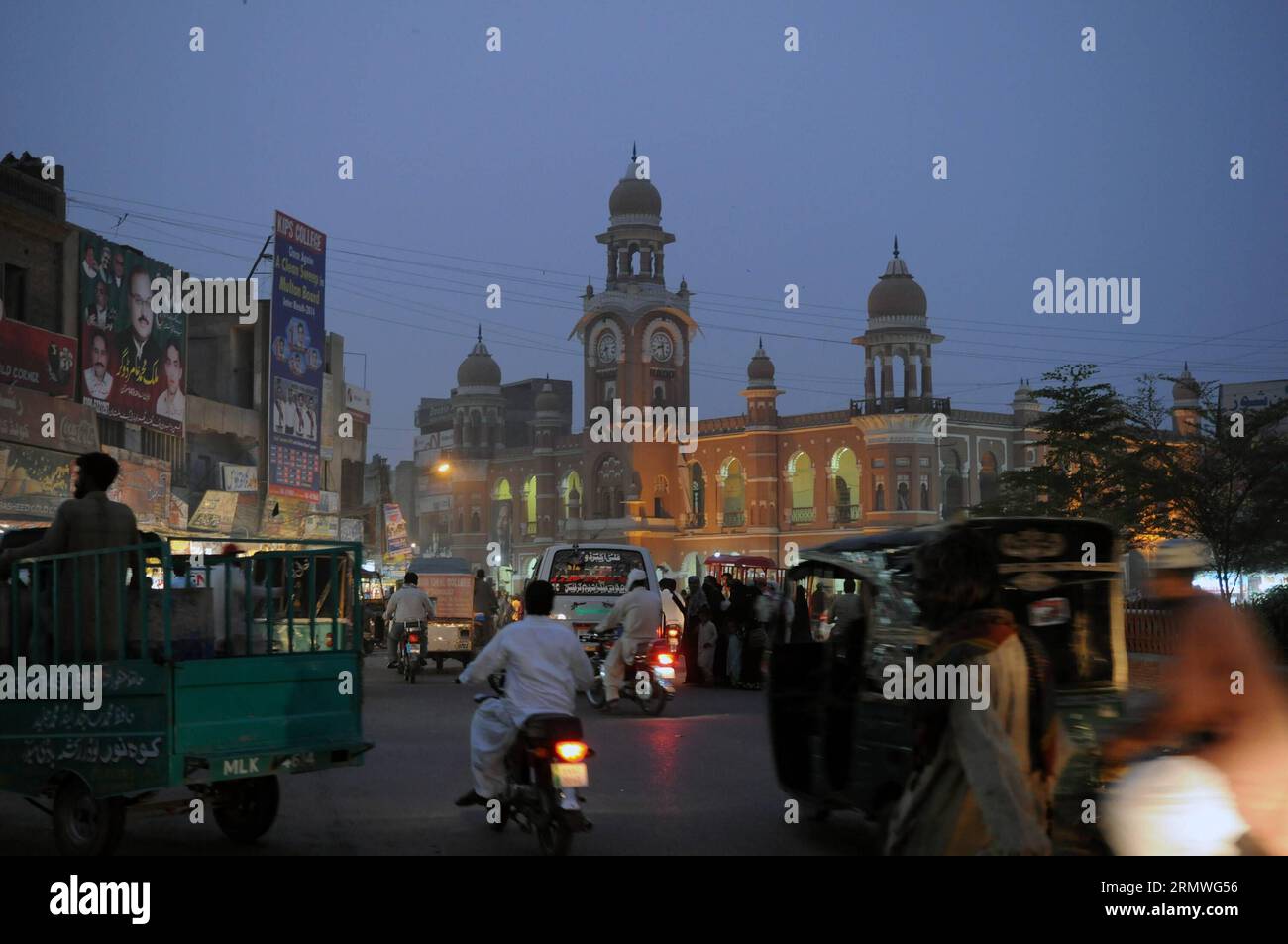 (141028) -- MULTAN, 28 ottobre 2014 -- i veicoli si spostano davanti al Ghanta Ghar o all'edificio della Torre dell'Orologio nel centro di Multan nel Pakistan il 28 ottobre 2014. Ghanta Ghar o Torre dell'Orologio di Multan fu costruita nel 1884 d.C. durante il Raj britannico nell'Asia meridionale. Dopo aver approvato la legge municipale 1883, gli inglesi avevano bisogno di uffici per gestire la città. Cominciarono a costruire Ghanta Ghar a Multan il 12 febbraio 1884 e ci vollero 4 anni per costruire completamente questo edificio. PAKISTAN-MULTAN-CLOCK TOWER AhmadxKamal PUBLICATIONxNOTxINxCHN Multan OCT 28 2014 I VEICOLI passano davanti Ghanta Ghar o Clock Tower Building in Multan o nel Pakistan centrale Foto Stock