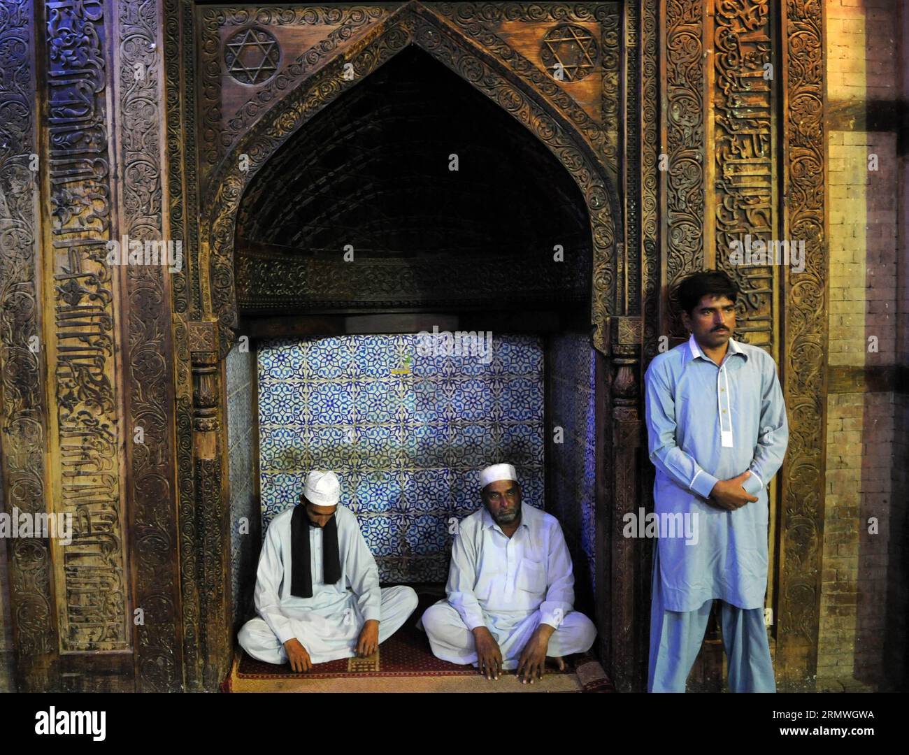 (141029) -- MULTAN, 29 ottobre 2014 -- i devoti musulmani pregano presso il santuario di santa Hazrat Bahauddin Zakaria, nel centro del Pakistan, Multan, il 29 ottobre 2014. Multan è la quinta città più grande del Pakistan per popolazione e ha un'area di 133 chilometri quadrati. Multan è conosciuta come la città dei Sufi o città dei Santi a causa del gran numero di santuari e santi sufi della città. La città è coperta di bazar, moschee, santuari e tombe ornate. PAKISTAN-MULTAN-SANTUARIO AhmadxKamal PUBLICATIONxNOTxINxCHN Multan OCT 29 2014 devoti musulmani pregano PRESSO il Santuario di Sufi Saint Hazrat Bahauddin Z Foto Stock