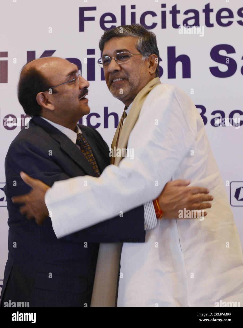 (141104) -- NUOVA DELHI, 4 novembre 2014 -- Premio Nobel per la pace, attivista infantile indiano Kailash Satyarthi (R), è accolto dal presidente della Confederazione dell'industria indiana (CII) Ajay S. Shriram durante una funzione di felicitazione a nuova Delhi, India, 4 novembre 2014. )(bxq) INDIA-NUOVA DELHI-FUNCTION ParthaxSarkar PUBLICATIONxNOTxINxCHN nuova Delhi 4 novembre 2014 Premio Nobel per la pace l'attivista indiano Kailash r VIENE accolto dal Presidente della Confederazione dell'industria indiana Ajay S durante una funzione di felicitazione a nuova Delhi India 4 novembre 2014 India nuova Delhi Function ParthaxSarkar PUBLICATIONxN Foto Stock