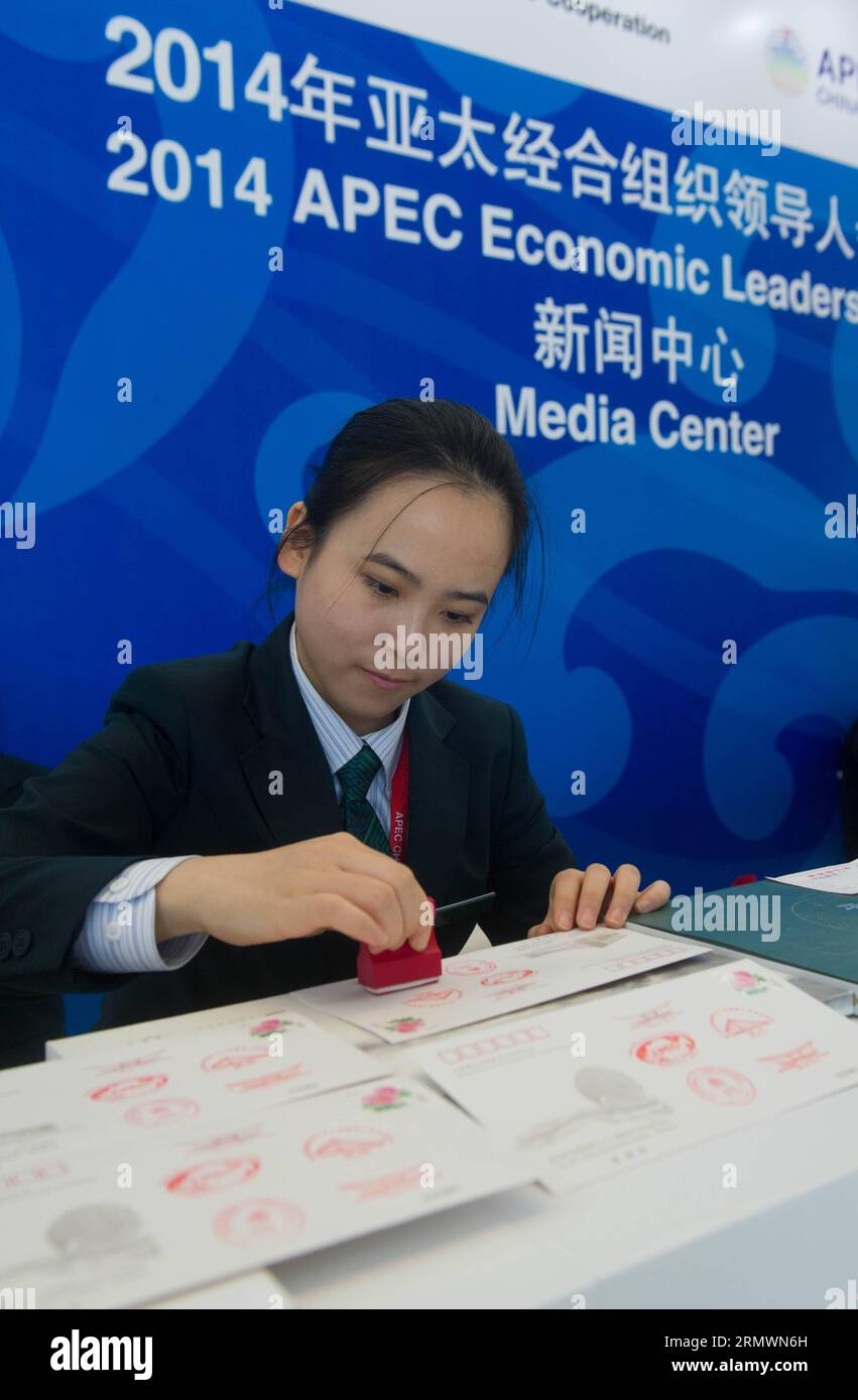 (141105) -- PECHINO, 5 novembre 2014 -- Un membro del personale affranca buste commemorative emesse per il prossimo 22° incontro dei leader economici dell'APEC (AELM) a Pechino, Cina, 5 novembre 2014. )(hdt) - APEC 2014 - CHINA-BEIJING-AELM-COMMEMORATIVE ENVELOPE (CN) LuoxXiaoguang PUBLICATIONxNOTxINxCHN Beijing Nov 5 2014 un membro del personale pubblica buste commemorative rilasciate per il prossimo 22° incontro dei leader economici APEC AELM a Pechino Cina Nov 5 2014 HDT APEC 2014 China Beijing AELM Commemorative Envelope CN PUBLICAONXINXNCHN Foto Stock