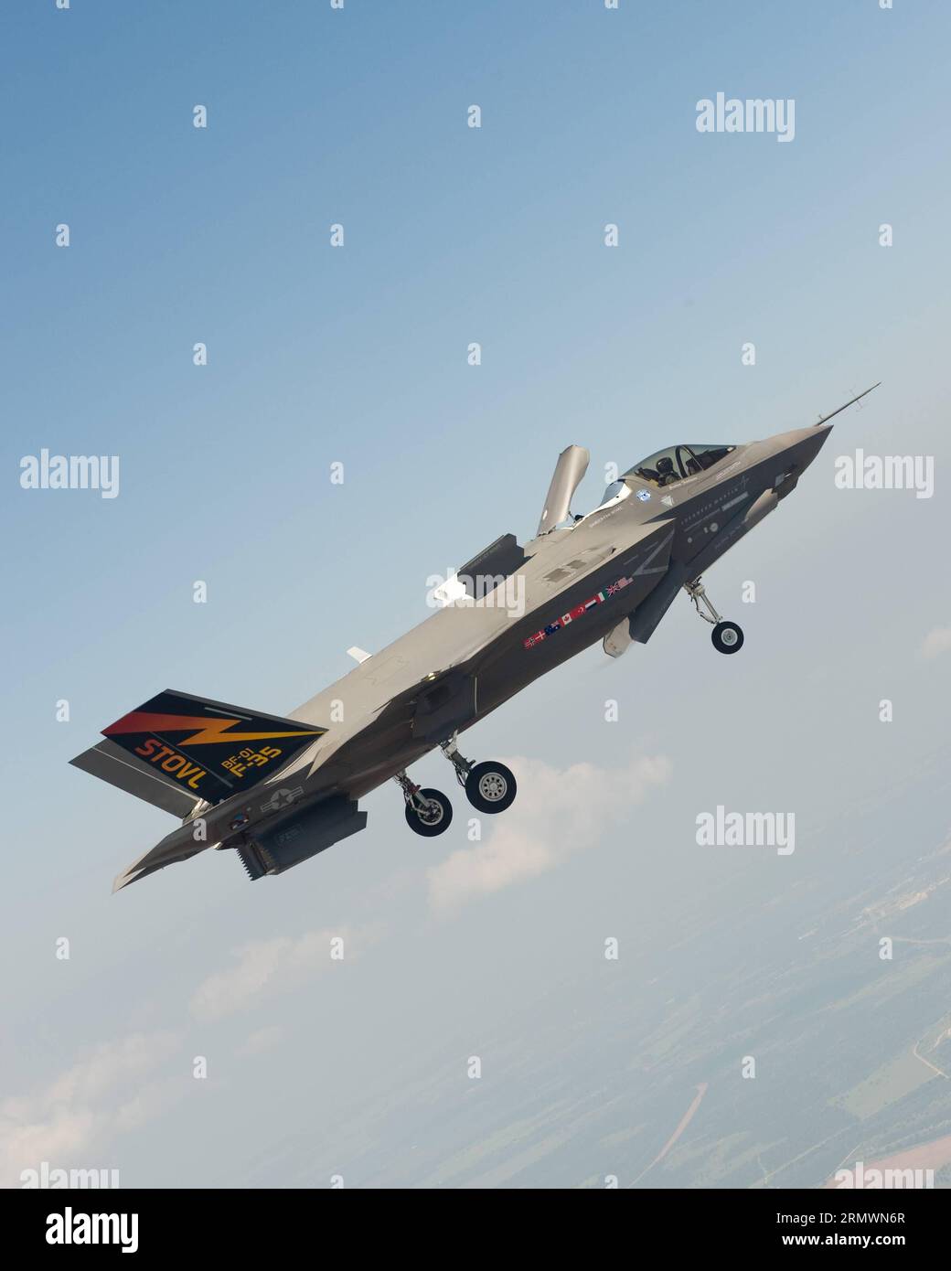 (141105) - TEL AVIV, 4 novembre 2014 - Un file stampato mostra un jet da caccia F-35 prodotto dalla Lockheed Martin. Israel Aerospace Industries (IAI) ha inaugurato il 4 novembre 2014, la sua linea di produzione di ala per il jet da caccia F-35, vicino a Tel Aviv in Israele definendolo una pietra miliare nella sua partnership decennale con Lockheed Martin, il produttore di aeromobili. JINI/) ISRAEL-IAI-F35 FIGHTER JET-PRODUCTION LINE-LAUNCH LizxKaszynski PUBLICATIONxNOTxINxCHN Tel Aviv 4 novembre 2014 un file handout Picture mostra un F 35 Fighter Jet prodotto da Lockheed Martin Israel Aerospace Industries IAI inaugu Foto Stock