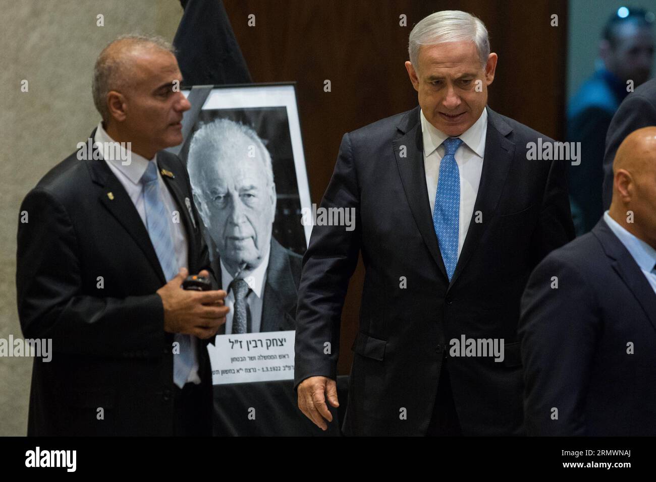 (141105) -- GERUSALEMME, 5 novembre 2014 -- il primo ministro israeliano Benjamin Netanyahu (2nd L) partecipa a una cerimonia commemorativa in occasione del 19° anniversario dell'assassinio dell'ex primo ministro israeliano Yitzhak Rabin a Gerusalemme, il 5 novembre 2014. Rabin fu assassinato il 4 novembre 1995 da un ultranazionalista che si oppose alla sua iniziativa di pace. ) MIDEAST-JERUSALEM-ISRAEL-YITZHAK RABIN-ASSASSINATION-ANNIVERSARY JINI PUBLICATIONxNOTxINxCHN Gerusalemme 5 novembre 2014 il primo ministro israeliano Benjamin Netanyahu 2nd l partecipa a una cerimonia commemorativa che segna il 19 ° anniversario dell'assassinio dell'ex prim israeliano Foto Stock