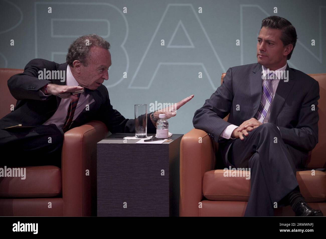 (141106) - CITTÀ DEL MESSICO, 5 novembre 2014 -- il presidente messicano Enrique pena Nieto (R), parla con Guillermo Ortiz (L), presidente del Consiglio di amministrazione del gruppo finanziario Banorte, durante la chiusura della sessione Plenaria del Consiglio Nazionale delle Banorte del 2014, a città del Messico, capitale del Messico, il 5 novembre 2014. Alejandro Ayala) CITTÀ DEL MESSICO-POLITICA-PENA NIETO e AlejandroxAyala PUBLICATIONxNOTxINxCHN città del Messico 5 novembre 2014 il presidente MESSICANO Enrique pena Nieto r parla con Guillermo Ortiz l presidente del Consiglio di amministrazione del gruppo finanziario durante la CHIUSURA del PLe 2014 Foto Stock