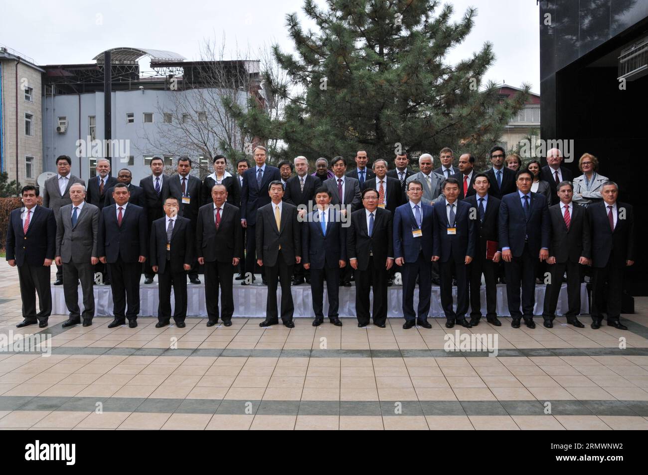 (141106) -- BISHKEK, 6 novembre 2014 -- i delegati posano per una foto di gruppo durante la tredicesima conferenza ministeriale della cooperazione economica regionale dell'Asia centrale (CAREC) a Bishkek, capitale del Kirghizistan, 6 novembre 2014. La riunione CAREC di due giorni è chiusa qui il giovedì. ) KIRGHIZISTAN-BISHKEK-CAREC-RIUNIONE MINISTERIALE Roman PUBLICATIONxNOTxINxCHN Bishkek 6 novembre 2014 i delegati si pongono per una foto di gruppo durante la 13a Conferenza ministeriale della cooperazione economica regionale dell'Asia centrale CAREC a Bishkek capitale del Kirghizistan 6 novembre 2014 la riunione CAREC di due giorni si è chiusa qui giovedì Kirghizistan BIS Foto Stock