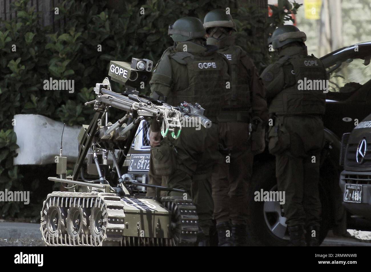 (141106) -- SANTIAGO, 6 novembre 2014 -- i membri del gruppo operativo speciale della polizia (GOPE, per il suo acronimo in spagnolo) lavorano nella zona in cui si trovava un ordigno esplosivo tra le stazioni della metropolitana di San Jaoquin e Pedrero, a Santiago, capitale del Cile, il 6 novembre 2014. I membri DEL GOPE hanno trovato un ordigno esplosivo in uno dei pilastri situati tra le stazioni della metropolitana San Jaoquin e Pedrero della linea 5. Il servizio della metropolitana è stato sospeso per 45 minuti e anche il traffico veicolare è stato influenzato dalle rotte vicine. Hans Scott/AGENCIA uno) (jg) CILE-SANTIAGO-SECURITY-OPERATION e AGENCIAxUNO PUBLICATIONxNOTxI Foto Stock