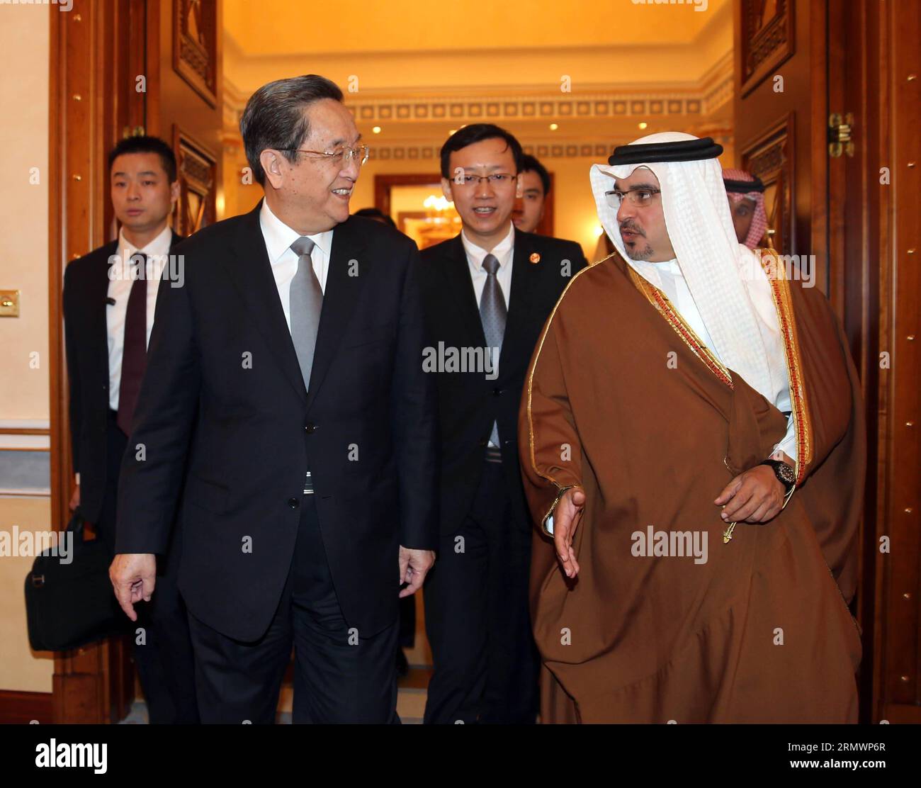 (141107) -- MANAMA, Yu Zhengsheng (L, fronte), presidente del Comitato Nazionale della Conferenza consultiva politica del popolo cinese (CPPCC), incontra il principe Salman incoronato Bahrein (R, fronte) a Manama, Bahrein, 6 novembre 2014. ) (lfj) BAHREIN-CINA-YU ZHENGSHENG-INCORONATO PRINCE-MEETING LiuxWeibing PUBLICATIONxNOTxINxCHN Manama Yu Zheng Sheng l Front Presidente della Conferenza consultiva politica del Comitato Nazionale delle celebrità cinesi CPPCC incontra il fronte incoronato Principe Salman r Bahrein Bahrain 6 novembre 2014 Bahrain Cina Yu Zheng Sheng incoronato Prince Meeting PUBLICAT Foto Stock