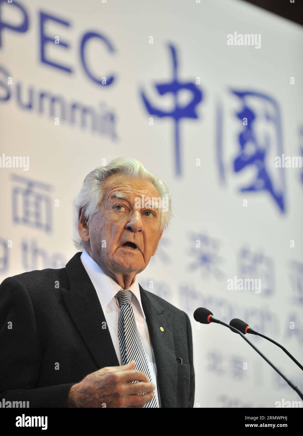 CORRECTING DATE (141108) - PECHINO, l'ex primo ministro australiano Bob Hawke, che è stato il primo a presentare pubblicamente l'idea dell'APEC nel 1989, parla durante il forum del vertice APEC China Day 2014 a Pechino, Cina, 7 novembre 2014. La settimana dei leader economici della cooperazione economica Asia-Pacifico (APEC) 2014 si terrà a Pechino dal 5 all'11 novembre. )(HDT) (CORREZIONE) (APEC 2014) CHINA-BEIJING-APEC-FORUM-BOB HAWKE (CN) LIXWEN PUBLICATIONXNOTXINXCHN Foto Stock