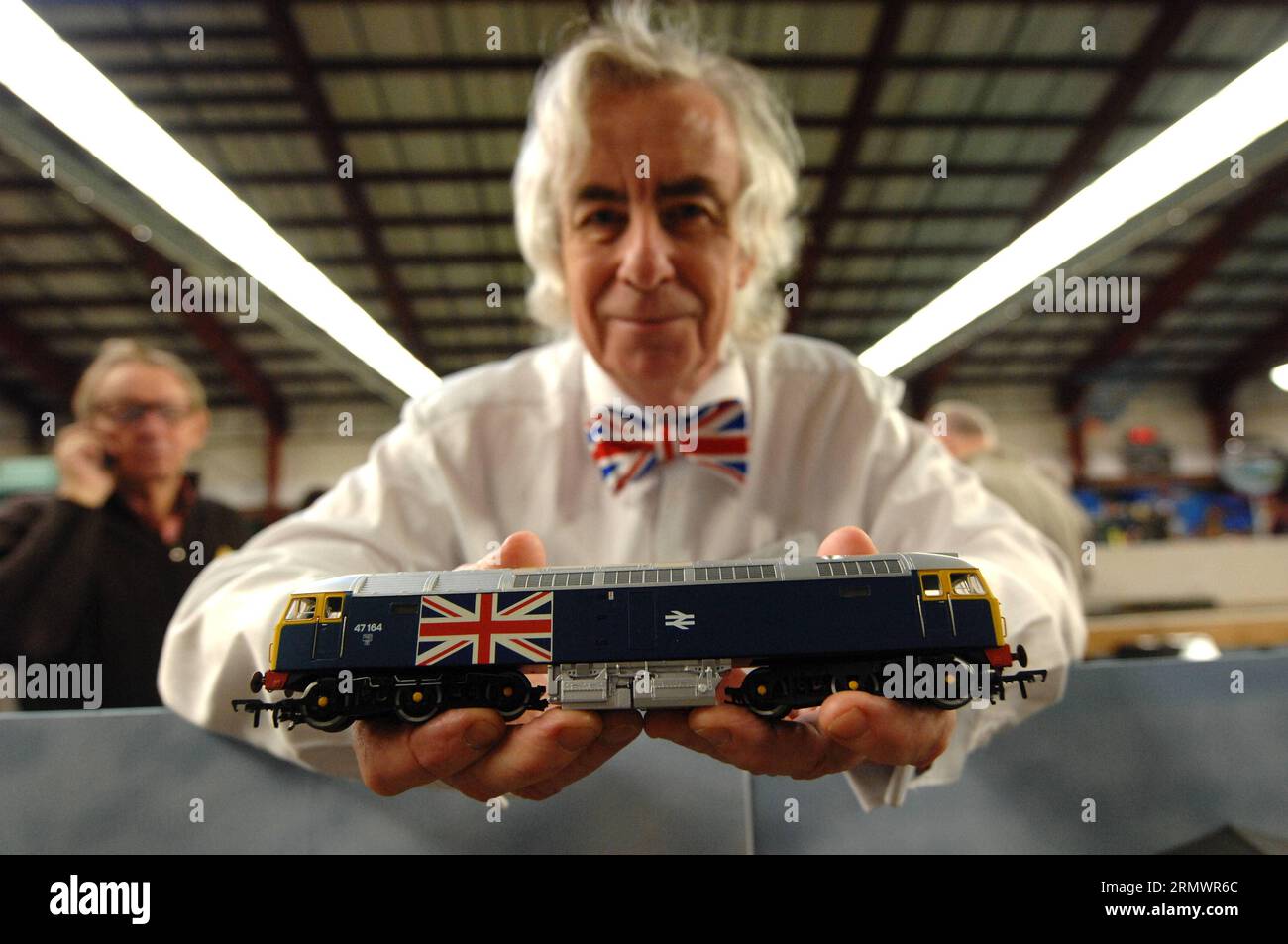 Don Ogden, appassionato di British Rail, mostra un motore di un modellino durante la 32nd Model Railway Exhibition Trains 2014 a Burnaby, Canada, 8 novembre 2014. Questa fiera annuale di 2 giorni, alla sua 32esima edizione, serve come mostra del modello ferroviario, riunendo esperti, appassionati, famiglie e coloro che stanno solo diventando interessati. ) CANADA-BURNABY-MODEL RAILWAY EXHIBITION SergeixBachlakov PUBLICATIONxNOTxINxCHN l'appassionato di British Rail Don Ogden mostra un modello di motore ferroviario durante la 32a mostra Model Railway Trains 2014 a Burnaby Canada 8 novembre 2014 questo 2 giorni mostra annuale nel suo 32 ° anno Foto Stock