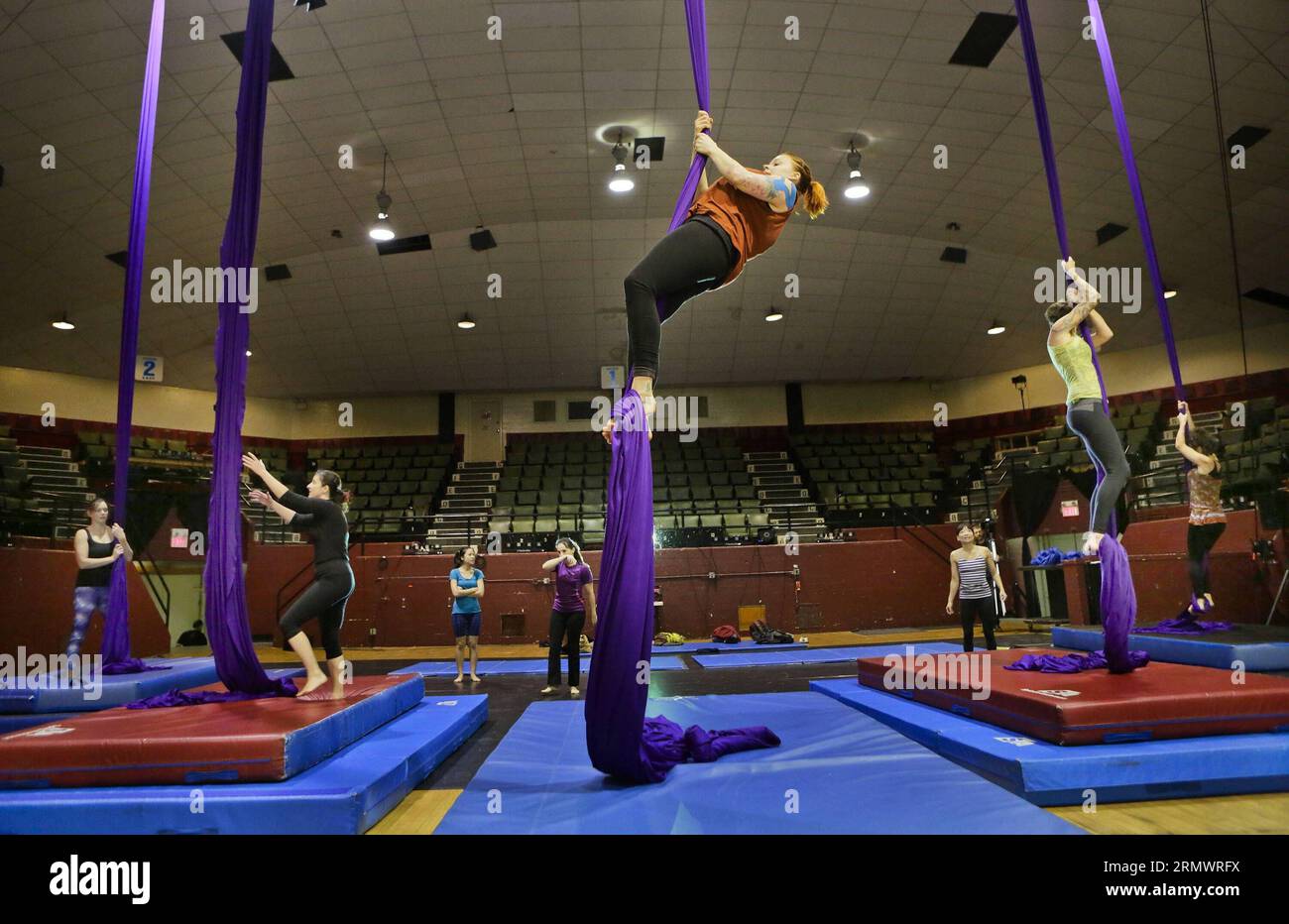 (141109) -- VANCOUVER (CANADA), 9 novembre 2014 - Un residente pratica l'abilità aerea delle prestazioni della seta presso il laboratorio del CircusFest a Vancouver, Canada, 8 novembre 2014. Vancouver ospita il primo festival del circo (CircusFest) che presenta varie esibizioni e workshop di artisti nazionali e internazionali. Durante gli eventi di quattro giorni, i laboratori sono ospitati da artisti professionisti del circo che possono imparare e sperimentare diverse abilità circensi. ) CANADA-VANCOUVER-CIRCUSFEST-PRACTICE liangxsen PUBLICATIONxNOTxINxCHN Vancouver Canada Nov 9 2014 a Resident Practices the Aerial Silk P Foto Stock