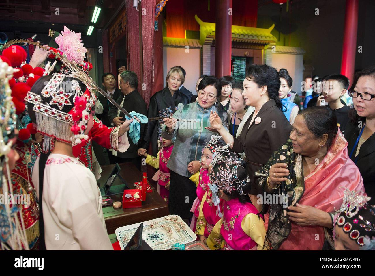 (141109) -- PECHINO, 9 novembre 2014 -- la moglie del presidente cinese Xi Jinping Peng Liyuan e gli ospiti comunicano con gli artisti dell'Opera di Pechino al Capital Museum di Pechino, capitale della Cina, 9 novembre 2014. Peng ha invitato le mogli del presidente del Bangladesh Abdul Hamid, del presidente mongolo Tsakhiagiin Elbegdorj e del segretario generale dell'Organizzazione per la cooperazione di Shanghai Dmitry Mezentsev al Museo della capitale domenica. Huang Jingwen) (zkr) (APEC 2014) CINA-PECHINO-PENG LIYUAN(CN) HuangxJingwewn PUBLICATIONxNOTxINxCHN Pechino 9 novembre 2014 La moglie del presidente cinese Xi Jinping Peng Liyuan e gli ospiti comunicano con l'entusiasmo Foto Stock