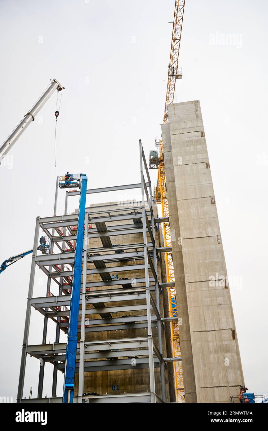 Uomini che lavorano su piattaforme alte di un nuovo edificio governativo (servizio civile) in costruzione a Blackpool, Regno Unito Foto Stock