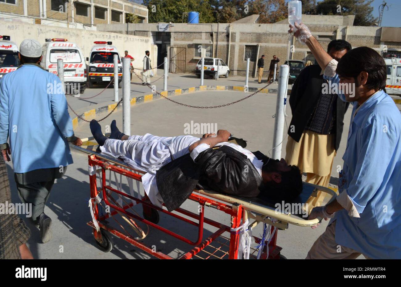 (141111) -- QUETTA, 11 novembre 2014 -- i soccorritori trasferiscono un uomo ferito in un ospedale da un sito di esplosione bomba nel sud-ovest del Pakistan S Quetta l'11 novembre 2014. Almeno tre persone sono state uccise e altre 25 ferite in due esplosioni di bombe separate in luoghi diversi in Pakistan martedì mattina, hanno riferito i media locali. ) PAKISTAN-QUETTA-ATTACK Asad PUBLICATIONxNOTxINxCHN Quetta Nov 11 2014 trasferimento di salvataggio a un uomo ferito a un ospedale da un sito di esplosione di bombe nel sud-ovest del Pakistan S Quetta L'11 novembre 2014 almeno tre celebrità sono state UCCISE e altre 25 ferite in due distinte ESPLOSIONI DI bombe a differe Foto Stock