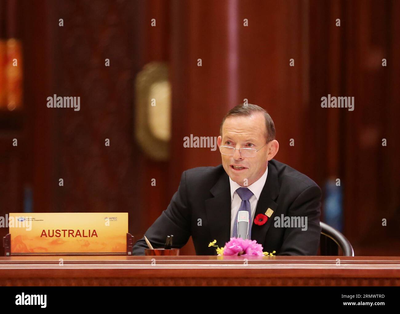 (141111) -- PECHINO, 11 novembre 2014 -- il primo ministro australiano Tony Abbott parla durante la 22a riunione dei leader economici della cooperazione economica Asia-Pacifico (APEC) presso il Yanqi Lake International Convention Center nel sobborgo settentrionale di Pechino, capitale della Cina, 11 novembre 2014. ) (lmm) (APEC 2014) RIUNIONE DEI LEADER ECONOMICI CINA-PECHINO-APEC (CN) LanxHongguang PUBLICATIONxNOTxINxCHN 141111 Pechino 11 novembre 2014 i primi ministri australiani Tony Abbott interviene durante la ventiduesima riunione dei leader economici APEC della cooperazione economica Asia Pacifico PRESSO il Centro Congressi Internazionale del Lago Yanqi nel Foto Stock