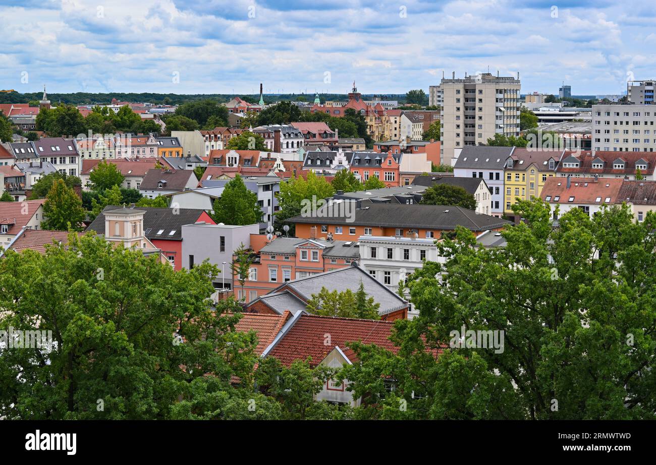 Cottbus, Germania. 30 agosto 2023. Vista sui tetti di Cottbus. Schneider, commissario del governo federale per gli stati della Germania orientale, viaggia per due giorni attraverso Brandeburgo e Sassonia. Sono previste fermate presso il tu Cottbus-Senftenberg, a Hoyerswerda, Dresda e Chemnitz. Credito: Patrick Pleul/dpa/Alamy Live News Foto Stock