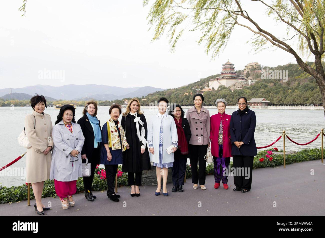 (141111) -- PECHINO, 11 novembre 2014 -- Peng Liyuan (6th L), moglie del presidente cinese Xi Jinping, posa per foto con Akie Abe (L), moglie del primo ministro giapponese Shinzo Abe, Rosmah Mansor (2nd L), moglie del primo ministro malese Najib Razak, Bronagh Key (3rd L), moglie del primo ministro neozelandese John Key, Susan Chu (4th L), moglie del presidente onorario della Cross-Straits Common Market Foundation di Taiwan Vincent Siew, Angelica Rivera Hurtado (5th L), moglie del presidente messicano Enrique pena Nieto, Iriana Widodo (4th R), moglie del presidente indonesiano Joko Widodo, Naraporn Chan-ocha (3a R), Foto Stock