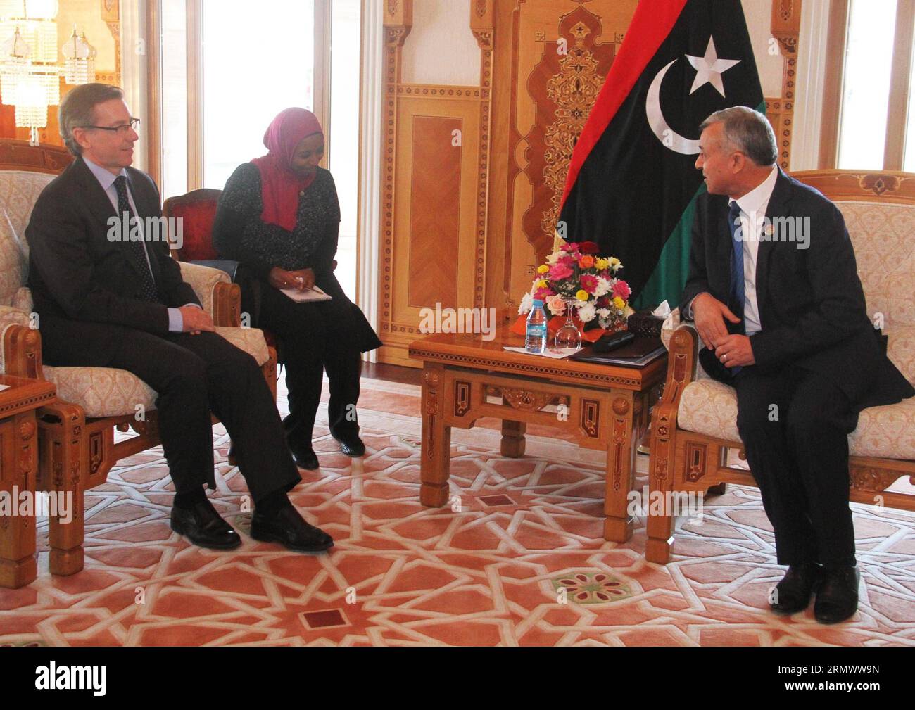 (141112) -- TRIPOLI, 11 novembre 2014 -- Bernardino Leon(L), inviato speciale delle Nazioni Unite in Libia, incontra il presidente del Congresso Nazionale generale libico (GNC) Nuri Abu Sahmein(R) a Tripoli, Libia, 11 novembre 2014. Martedì Bernardino Leon ha esortato l'ex parlamento del paese, il Congresso Nazionale generale (GNC), a proseguire il dialogo nazionale, nonostante i suoi membri siano stati esclusi dal primo ciclo di colloqui alla fine di settembre.) LIBIA-TRIPOLI-INVIATO dell'ONU - INCONTRO HamzaxTurkia PUBLICATIONxNOTxINxCHN Tripoli 11 novembre 2014 Bernardino Leon l l'inviato speciale dell'ONU in Libia incontra il Foto Stock