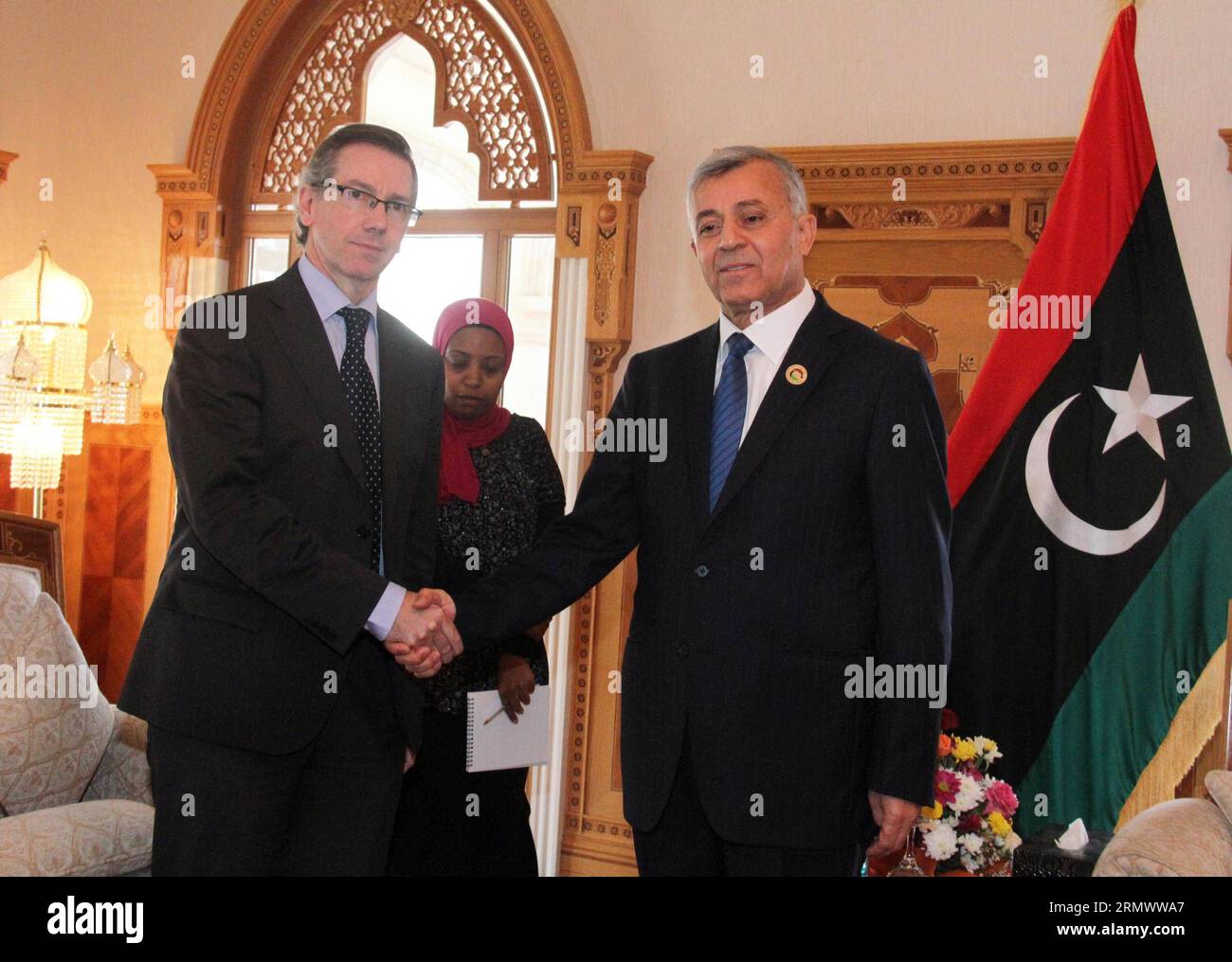 (141112) -- TRIPOLI, 11 novembre 2014 -- Bernardino Leon(L), inviato speciale delle Nazioni Unite in Libia, incontra il presidente del Congresso Nazionale generale libico (GNC) Nuri Abu Sahmein(R) a Tripoli, Libia, 11 novembre 2014. Martedì Bernardino Leon ha esortato l'ex parlamento del paese, il Congresso Nazionale generale (GNC), a proseguire il dialogo nazionale, nonostante i suoi membri siano stati esclusi dal primo ciclo di colloqui alla fine di settembre.) LIBIA-TRIPOLI-INVIATO dell'ONU - INCONTRO HamzaxTurkia PUBLICATIONxNOTxINxCHN Tripoli 11 novembre 2014 Bernardino Leon l l'inviato speciale dell'ONU in Libia incontra il Foto Stock