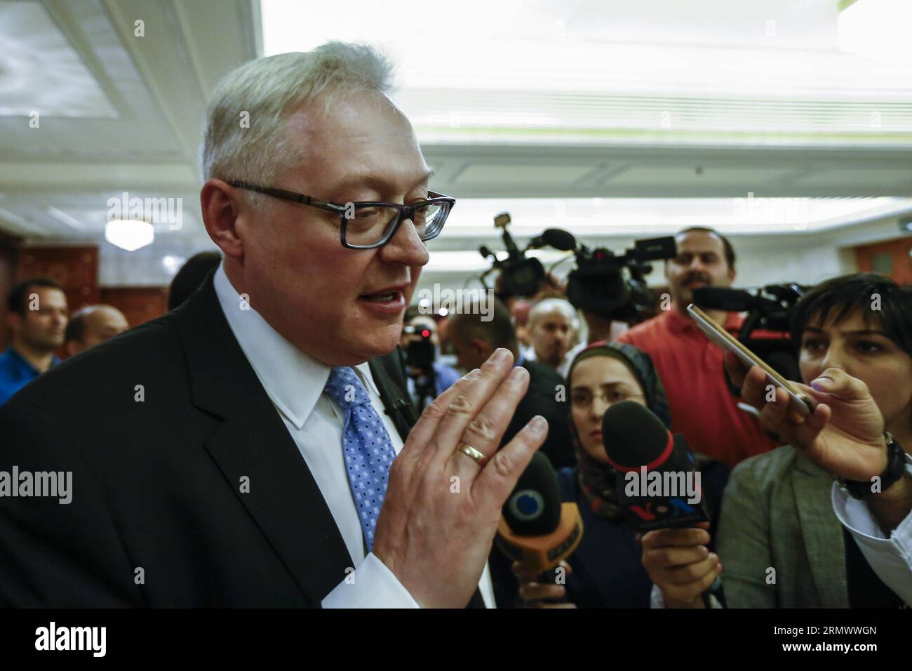 Il vice ministro degli esteri russo Sergei Ryabkov (L) parla ai media a Mascate, capitale dell'Oman, 11 novembre 2014. L’Iran e le potenze mondiali hanno tenuto un altro ciclo di colloqui nucleari a Mascate martedì. L'incontro fa parte dei negoziati coordinati dall'UE tra l'Iran e il gruppo P5+1, tra cui Gran Bretagna, Cina, Francia, Russia, gli Stati Uniti più la Germania. In una conferenza stampa di martedì sera, il ministro degli Esteri dell'Oman Youssef Alawi bin Abdullah ha detto che tutte le parti interessate sono determinate a raggiungere un accordo globale prima della scadenza. ) OMAN-MUSCAT-IRAN-NUCLEAR TALK CUIXXINYU PUBLICATION Foto Stock