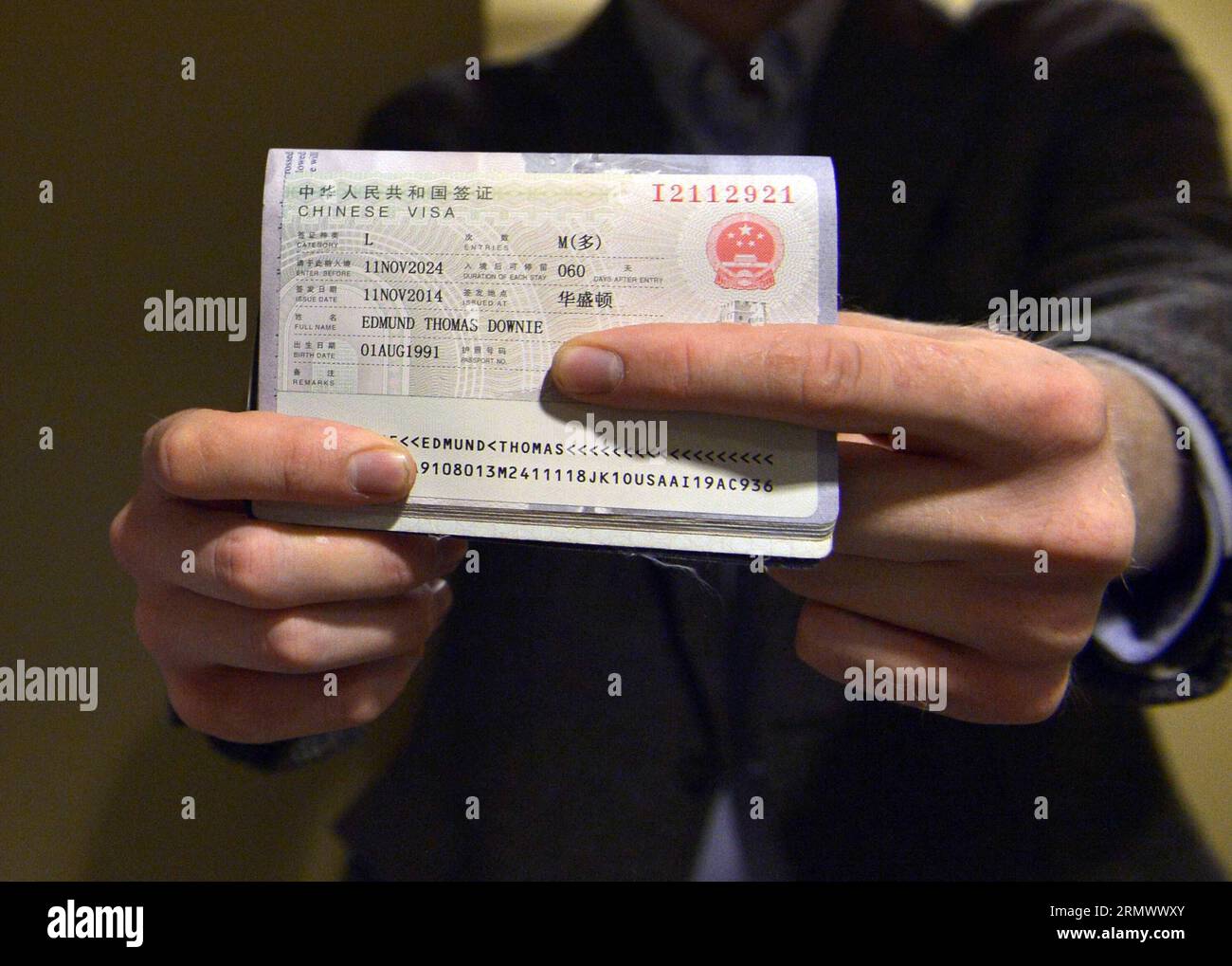 141112 -- WASHINGTON D.C., 12 novembre 2014 -- Edmund Thomas Downie mostra il suo visto alla stampa dopo essere diventato il primo cittadino americano a ricevere un visto decennale presso il Dipartimento visti dell'Ambasciata cinese negli Stati Uniti a Washington D.C., 12 novembre 2014. La Cina ha rilasciato il primo gruppo di visti con validità decennale ai cittadini statunitensi qui mercoledì, implementando un nuovo accordo che dovrebbe stimolare lo scambio tra i due paesi. US-WASHINGTON D.C.-CINA-RILASCIO DEL VISTO DECENNALE YINXBOGU PUBLICATIONXNOTXINXCHN Foto Stock