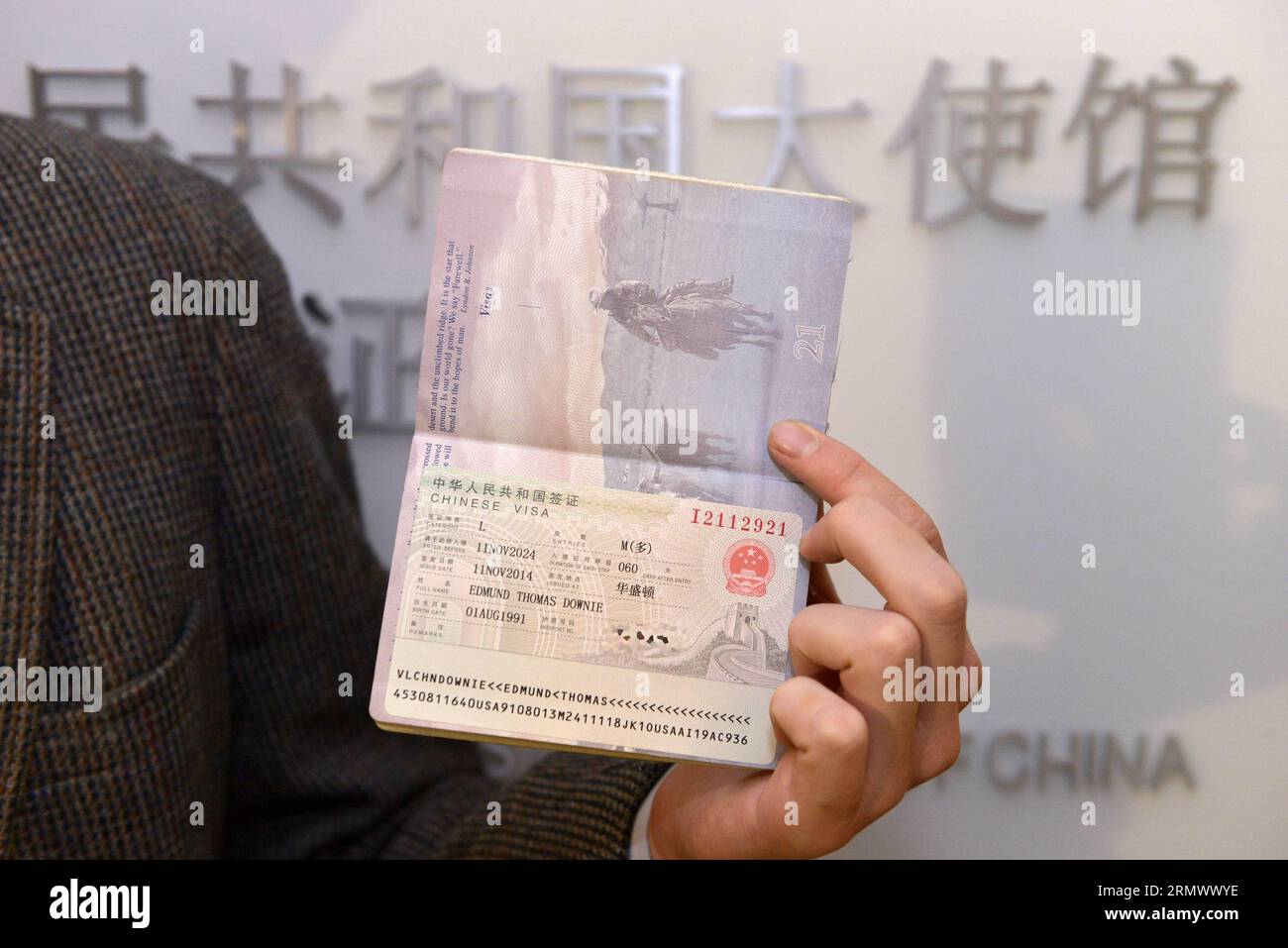 141112 -- WASHINGTON D.C., 12 novembre 2014 -- Edmund Thomas Downie mostra il suo visto alla stampa dopo essere diventato il primo cittadino americano a ricevere un visto decennale presso il Dipartimento visti dell'Ambasciata cinese negli Stati Uniti a Washington D.C., 12 novembre 2014. La Cina ha rilasciato il primo gruppo di visti con validità decennale ai cittadini statunitensi qui mercoledì, implementando un nuovo accordo che dovrebbe stimolare lo scambio tra i due paesi. US-WASHINGTON D.C.-CINA-RILASCIO DEL VISTO DECENNALE YINXBOGU PUBLICATIONXNOTXINXCHN Foto Stock