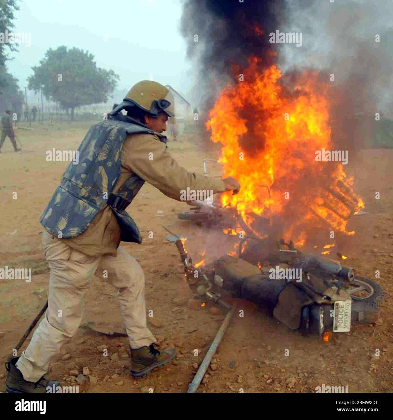 (141113) - GWALIOR, 12 novembre 2014 - Un poliziotto cerca di spegnere il fuoco nella città di Gwalior, in Madhya Pradesh, India, il 12 novembre 2014. Almeno sei persone sono rimaste ferite in una fuga che è scoppiata dopo la cancellazione di un viaggio di reclutamento dell'esercito indiano nello stato centrale del Madhya Pradesh mercoledì, ha detto un alto funzionario di polizia. ) (Dzl) INDIA-GWALIOR-VIOLENCE Stringer PUBLICATIONxNOTxINxCHN Gwalior 12 novembre 2014 un poliziotto cerca di inondare il fuoco nella città di Gwalior nel Madhya Pradesh India IL 12 novembre 2014 almeno sei celebrità sono rimaste ferite in uno Stampede che è scoppiato dopo la cancellazione di To Indian Foto Stock