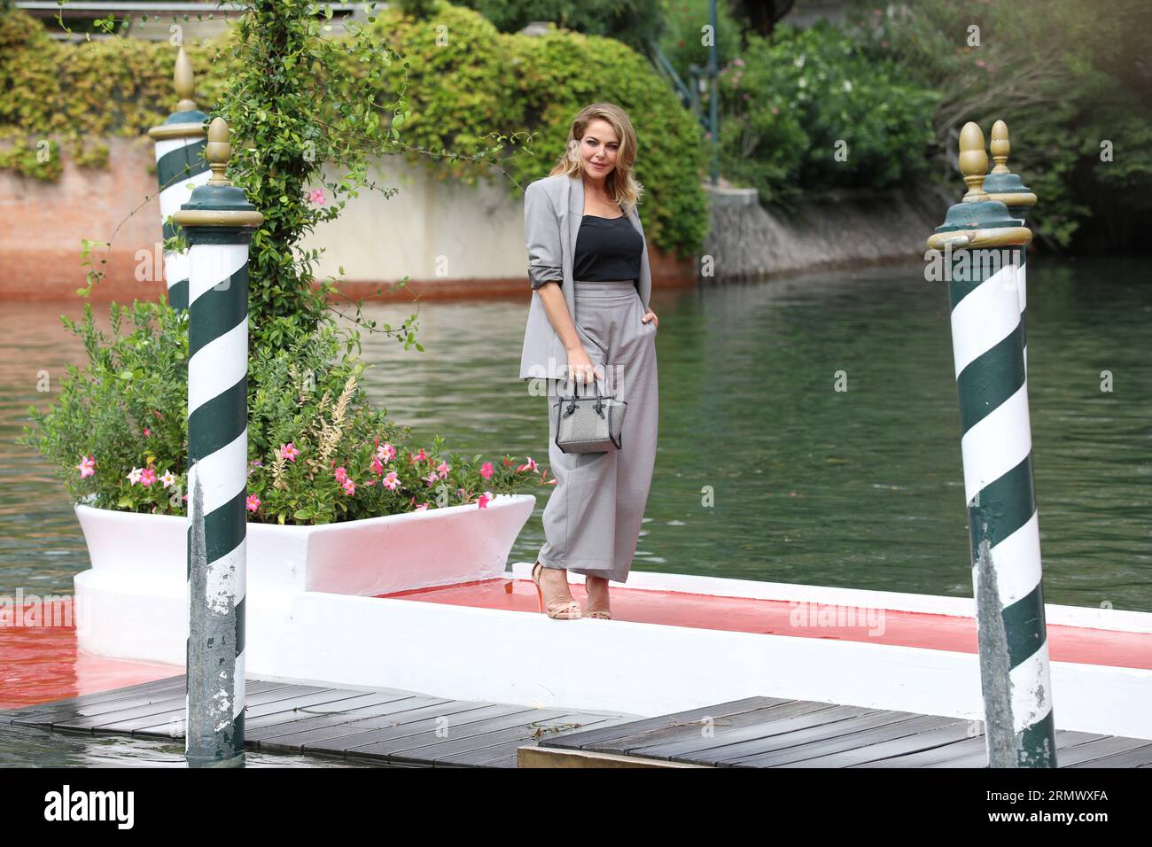 30 agosto 2023, Venezia, Veneto, Italia: CLAUDIA GERINI arriva al Lido per la 80a Mostra del Cinema di Venezia (Credit Image: © Mickael Chavet/ZUMA Press Wire) SOLO EDITORIALE! Non per USO commerciale! Foto Stock