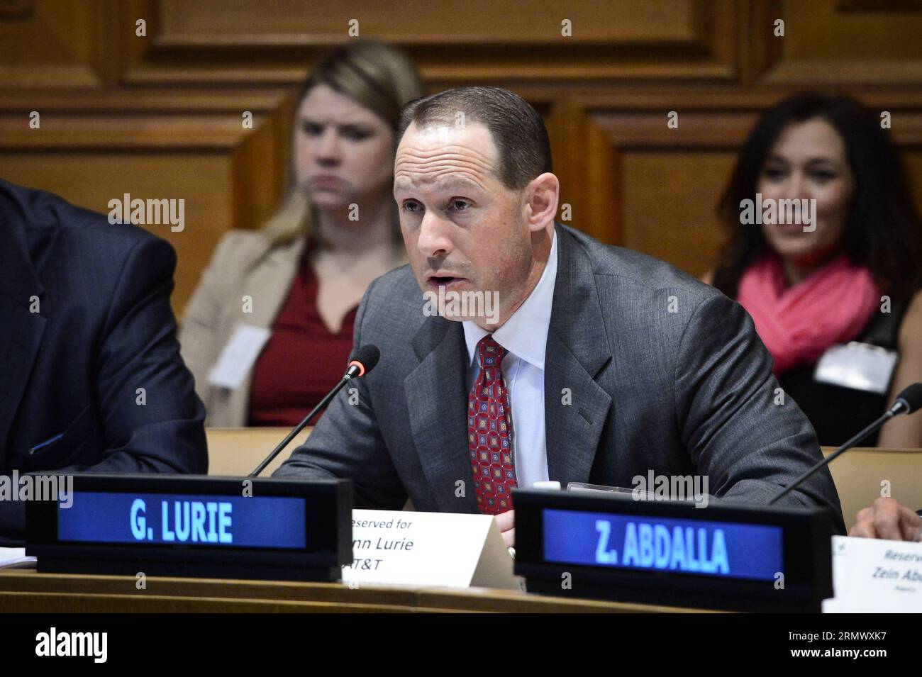 (141114) -- NEW YORK, 13 novembre 2014 -- Glenn Lurie, presidente e CEO di AT&T Mobility, interviene durante una discussione che segna il lancio di Together for Safer Roads, un'iniziativa del settore privato volta a ridurre le collisioni del traffico stradale, presso la sede delle Nazioni Unite a New York, il 13 novembre 2014. Un funzionario delle Nazioni Unite giovedì ha chiesto partenariati globali tra tutti i settori d'impresa per affrontare i decessi e i feriti causati da incidenti stradali). Un-ROAD SAFETY-PRIVATE SECTOR-INITIATIVE NiuxXiaolei PUBLICATIONxNOTxINxCHN New York 13 novembre 2014 il presidente e CEO della mobilità Glenn Lurie parla durante un panel dis Foto Stock