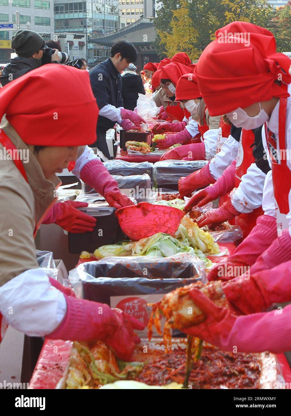 (141114) -- SEOUL, 14 novembre 2014 -- i partecipanti realizzano kimchi, una tradizionale verdura sottaceto sudcoreana durante il festival kimchi che si tiene al Seoul City Hall Plaza di Seoul, Corea del Sud, il 14 novembre 2014. In preparazione per la stagione invernale, più di 2.000 persone hanno fatto tonnellate di kimchi da donare alle persone bisognose il venerdì a Seoul. ) COREA DEL SUD-SEOUL-KIMCHI-FESTIVAL YaoxQilin PUBLICATIONxNOTxINxCHN Seoul 14 novembre 2014 i partecipanti rendono Kimchi una tradizionale verdura sudcoreana di marmellata durante il Kimchi Festival Hero AL Seoul City Hall Plaza di Seoul Corea del Sud IL 14 novembre 2014 in preparazione per il Foto Stock