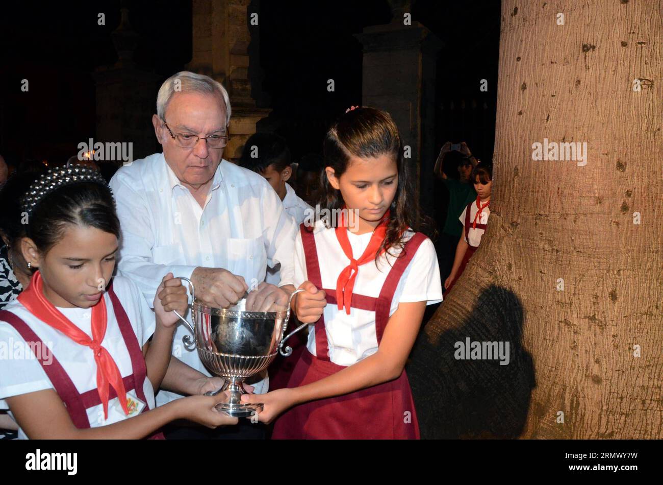 (141116) -- L'AVANA, 16 novembre 2014 -- lo storico della città dell'Avana, Dottor Eusebio Leal Spengler (C), presenta un trofeo all'albero ceiba di El Templete, nel contesto del 495 anniversario della fondazione della Villa de San Cristobal de la Habana , a l'Avana, Cuba, il 15 novembre 2014. Seguendo una tradizione acida, i cubani si incontrano sotto l'albero ceiba di El Templete per esprimere tre desideri, alla vigilia della celebrazione della fondazione della Villa de San Cristobal de la Habana , nome fondatore dell'Avana. Joaquin Hernandez) CUBA-HAVANA-SOCIETY-CEIBA TREE-TRADITION e Joaquin PUBLICATIONxNOTxINxCHN Havana Nov Foto Stock