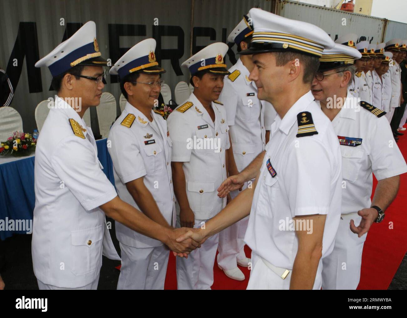 (141115) -- da NANG, 15 novembre 2014 -- i funzionari della marina francese e i loro omologhi vietnamiti si incontrano durante la cerimonia di benvenuto della nave della marina francese Vendemiaire nel porto di Tien sa, nella città centrale di da Nang in Vietnam, 15 novembre 2014. La nave della Marina francese Vendemiaire ha iniziato una visita di cinque giorni in Vietnam. )(hy) VIETNAM-da NANG-FRENCH-NAVAL SHIP-VISIT VNA PUBLICATIONxNOTxINxCHN ci Nang Nov 15 2014 ufficiali della Marina francese e le loro controparti vietnamite si incontrano durante la cerimonia di benvenuto della nave della Marina francese Vendemiaire AL porto di Tien Sat nel Vietnam Central There Nang City Nov 15 2014 il p. Foto Stock