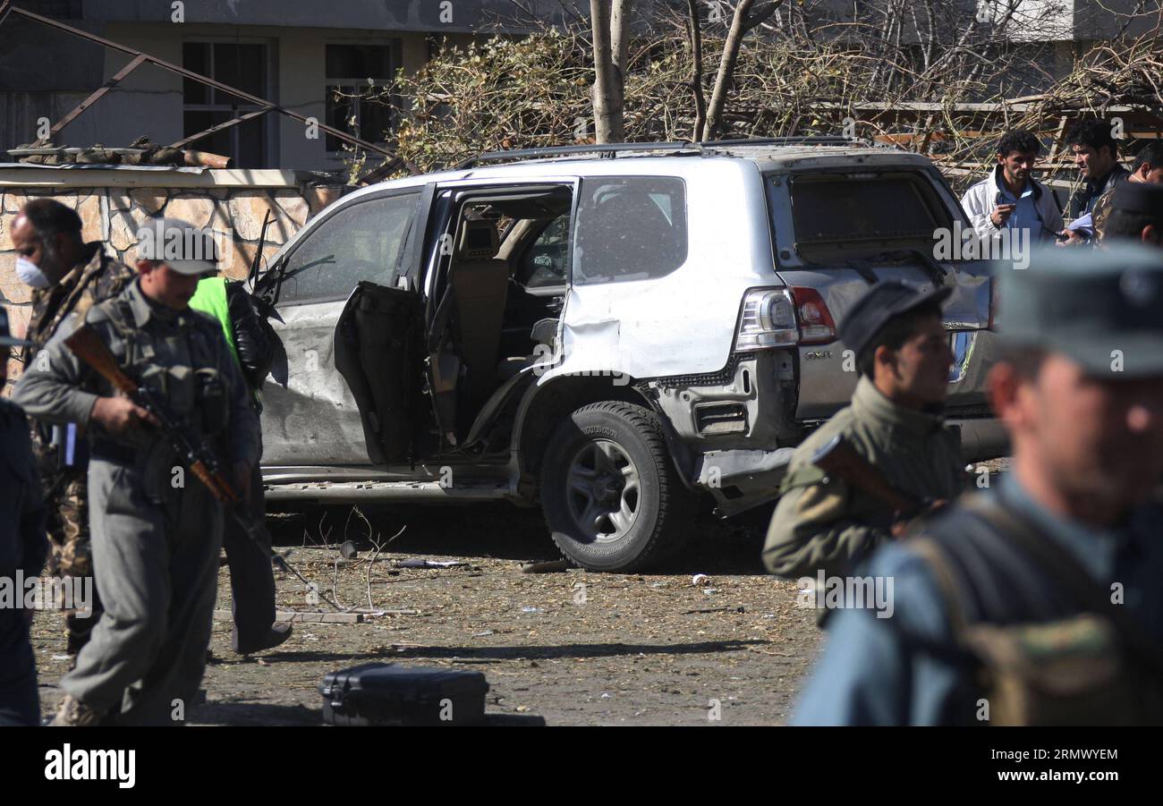 (141116) - KABUL, 16 novembre 2014 - il personale di sicurezza afghano ispeziona il sito di un attentato suicida avvenuto a Kabul, Afghanistan, il 16 novembre 2014. Tre persone, tutti civili, sono state uccise e altre 17 hanno riportato ferite mentre un'autobomba ha scosso la capitale afghana Kabul domenica, il portavoce del ministero dell'interno Sediq Sediqi ha confermato. Ahmad Massoud) AFGHANISTAN-KABUL-SUICIDA AUTOBOMBA XinhuaxKabul PUBLICATIONxNOTxINxCHN Kabul 16 novembre 2014 il personale di sicurezza afghano ispeziona il sito di un attentato automobilistico suicida a Kabul Afghanistan IL 16 novembre 2014 tre persone tutti civili sono stati UCCISI e altre 17 Foto Stock