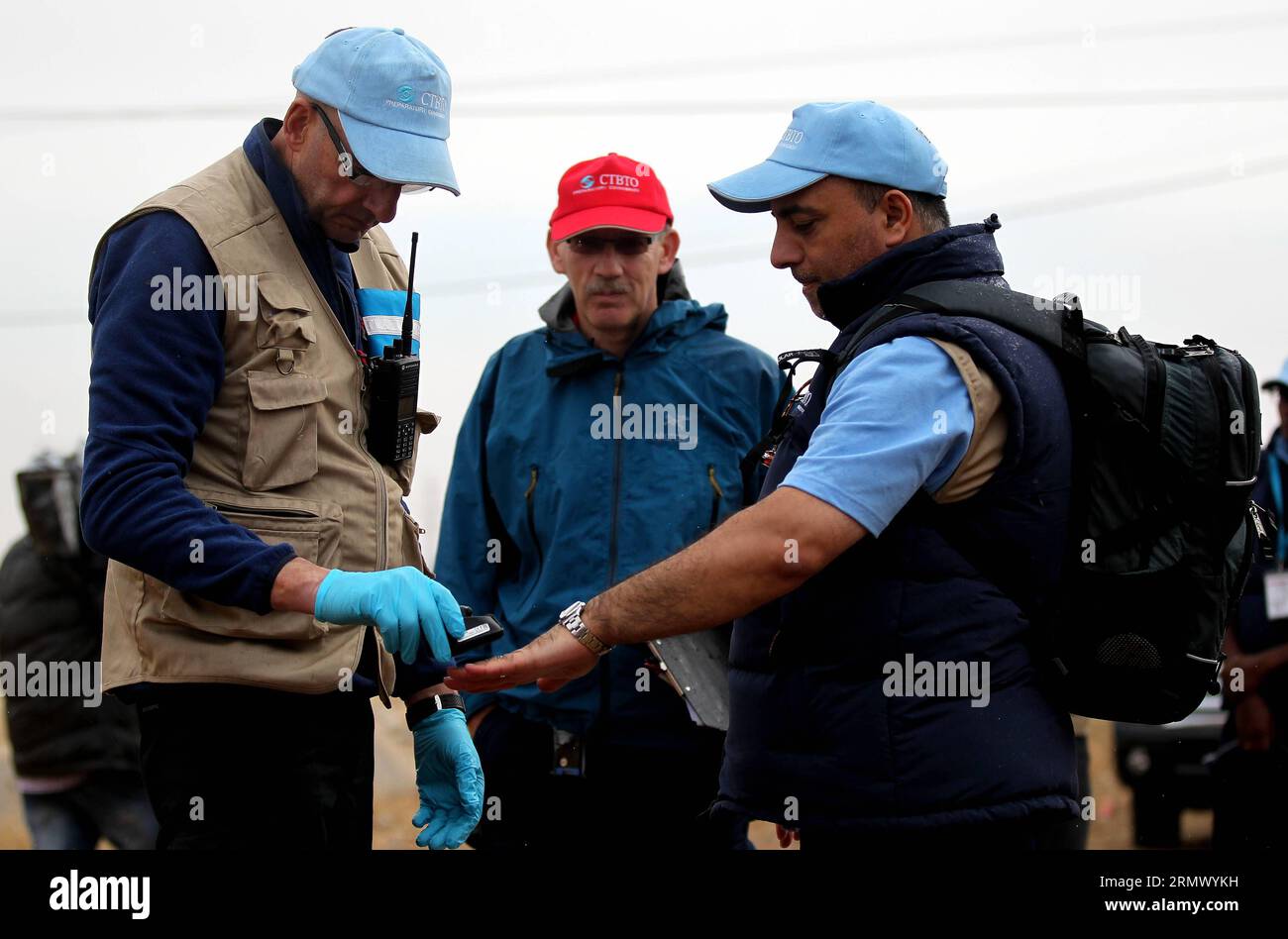 (141117) -- MADABA, i funzionari dell'Organizzazione globale del trattato per la messa al bando degli esperimenti nucleari (CTBTO) lavorano durante un esercizio su vasta scala di un'ispezione in loco durante una visita dei media dell'esercitazione integrata sul campo (IFE14) nella città di Madaba, ad ovest di Amman, Giordania, il 16 novembre 2014. L'esercizio, basato su uno scenario fittizio ma su una simulazione tecnicamente realistica, è stato tenuto per consentire al team di ispezione di condurre la ricerca per accertare se si è verificata un'esplosione nucleare.) GIORDANIA-MADABA-CTBTO-ESERCITAZIONE MohammadxAbuxGhosh PUBLICATIONxNOTxINxCHN Madaba funzionari dal tri nucleare globale Foto Stock