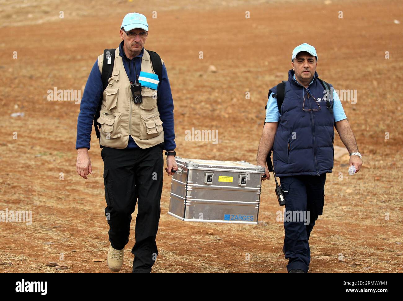 (141117) -- MADABA, i funzionari dell'Organizzazione globale del trattato per la messa al bando degli esperimenti nucleari (CTBTO) lavorano durante un esercizio su vasta scala di un'ispezione in loco durante una visita dei media dell'esercitazione integrata sul campo (IFE14) nella città di Madaba, ad ovest di Amman, Giordania, il 16 novembre 2014. L'esercizio, basato su uno scenario fittizio ma su una simulazione tecnicamente realistica, è stato tenuto per consentire al team di ispezione di condurre la ricerca per accertare se si è verificata un'esplosione nucleare.) GIORDANIA-MADABA-CTBTO-ESERCITAZIONE MohammadxAbuxGhosh PUBLICATIONxNOTxINxCHN Madaba funzionari dal tri nucleare globale Foto Stock