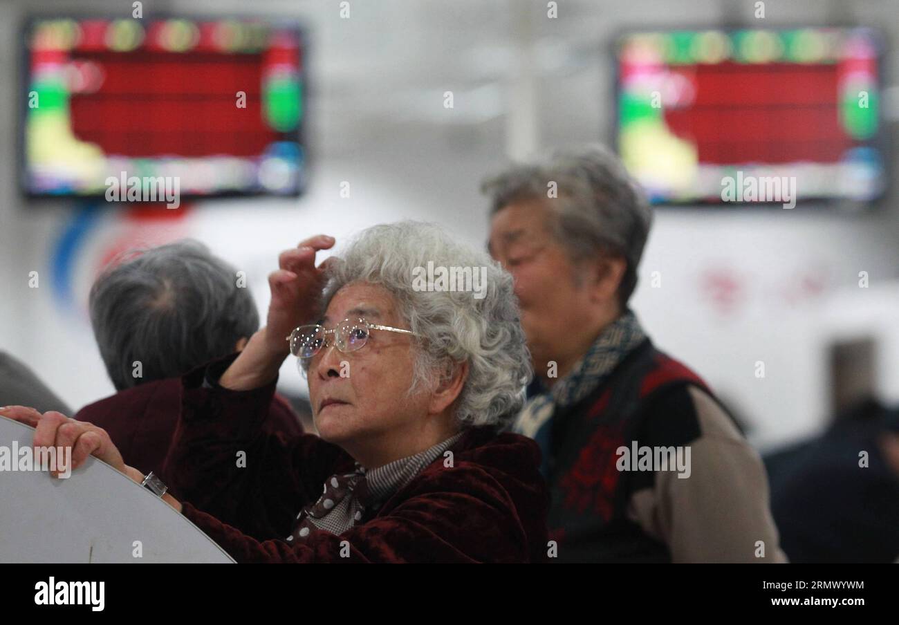 Gli investitori controllano le azioni in una sala di negoziazione di una società di titoli a Shanghai, Cina orientale, 17 novembre 2014. Il punto di riferimento Shanghai-Hong Kong Stock Connect, che mira a collegare le borse di Hong Kong e Shanghai, è stato ufficialmente lanciato lunedì. ) (wf) CHINA-SHANGHAI-HONG KONG STOCK CONNECT(CN) PeixXin PUBLICATIONxNOTxINxCHN Investors controlla le azioni IN una sala commerciale di una società di titoli a Shanghai nella Cina orientale 17 novembre 2014 The Landmark Shanghai Hong Kong Stick Connect, che mira A collegare le borse Stick di Hong Kong e Shanghai, che è stato ufficialmente lanciato IN DATA lunedì WF C. Foto Stock