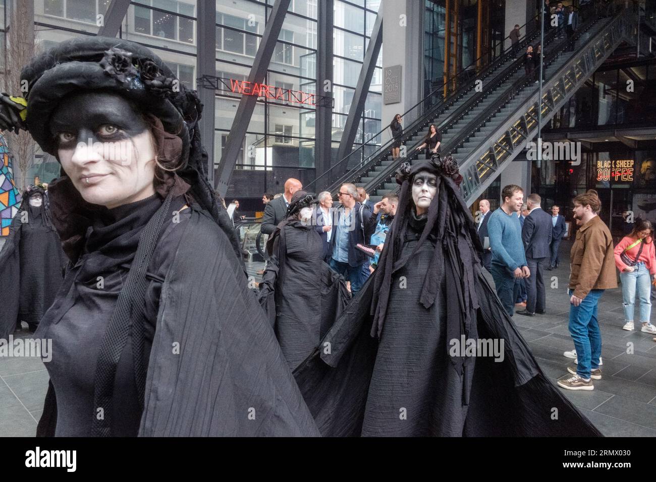 Londra, Regno Unito. 30 agosto 2023. Attivisti di Money Rebellion, Coal Action Network, Stop Eacop, Extinction Rebellion, Stop Rosebank, e Just Stop Oil, insieme agli artisti di Oil Slick, visita gli uffici di 9 agenti di gestione assicurativa Lloyds che, nonostante la crescente pressione, si rifiutano di escludere la copertura dell'ambiente e del clima che distrugge l'East African Crude Oil Pipeline (EACOP) credito: João Daniel Pereira/Alamy Live News Foto Stock