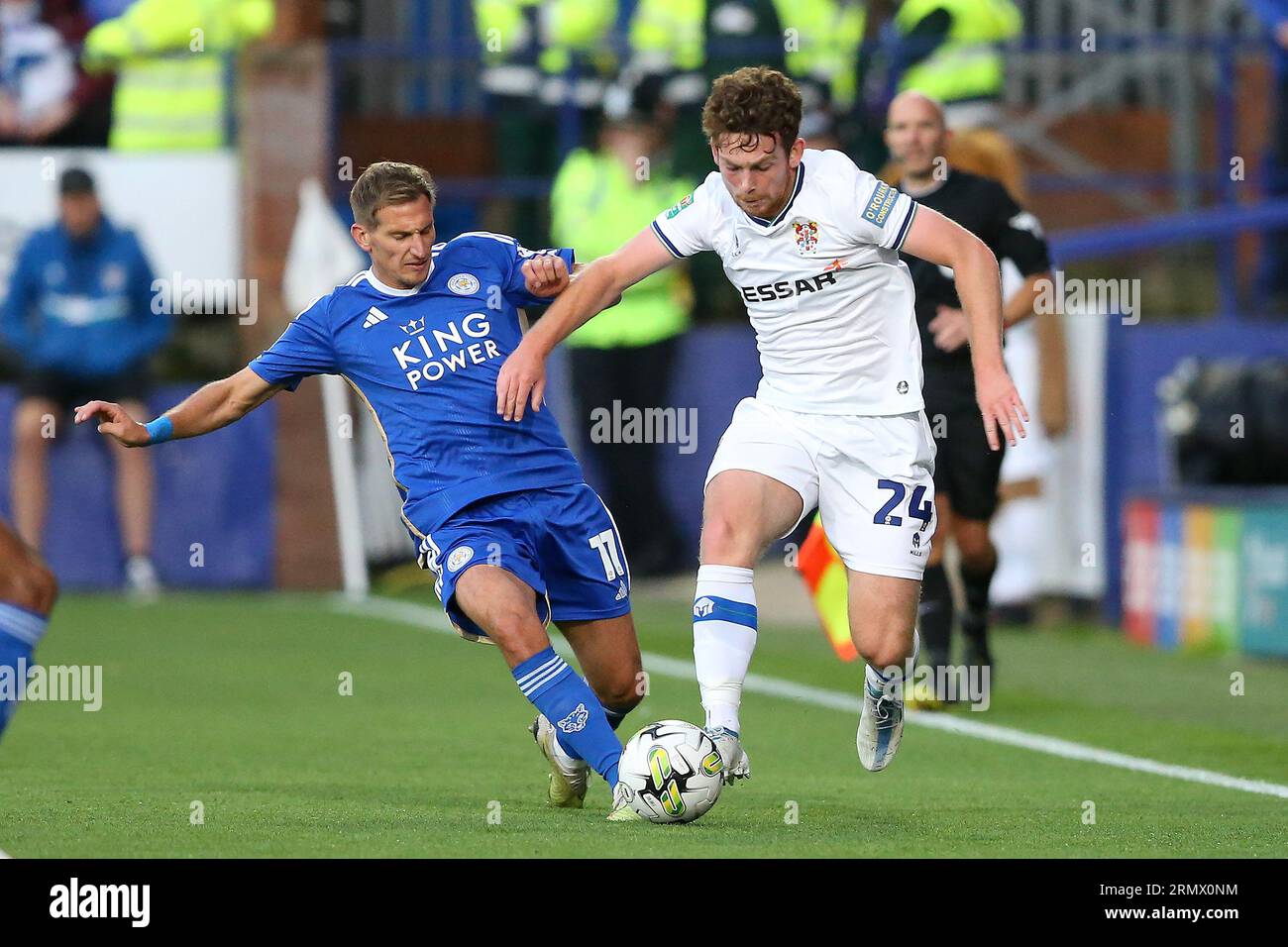 Birkenhead, Regno Unito. 29 agosto 2023. Marc Albrighton di Leicester City (l) e Dan Pike di Tranmere Rovers si battono per la palla. EFL Carabao Cup, 2° round match, Tranmere Rovers contro Leicester City a Prenton Park, Birkenhead, Wirral martedì 29 agosto 2023. Questa immagine può essere utilizzata solo per scopi editoriali. Solo per uso editoriale, .pic di Chris Stading/ Credit: Andrew Orchard fotografia sportiva/Alamy Live News Foto Stock