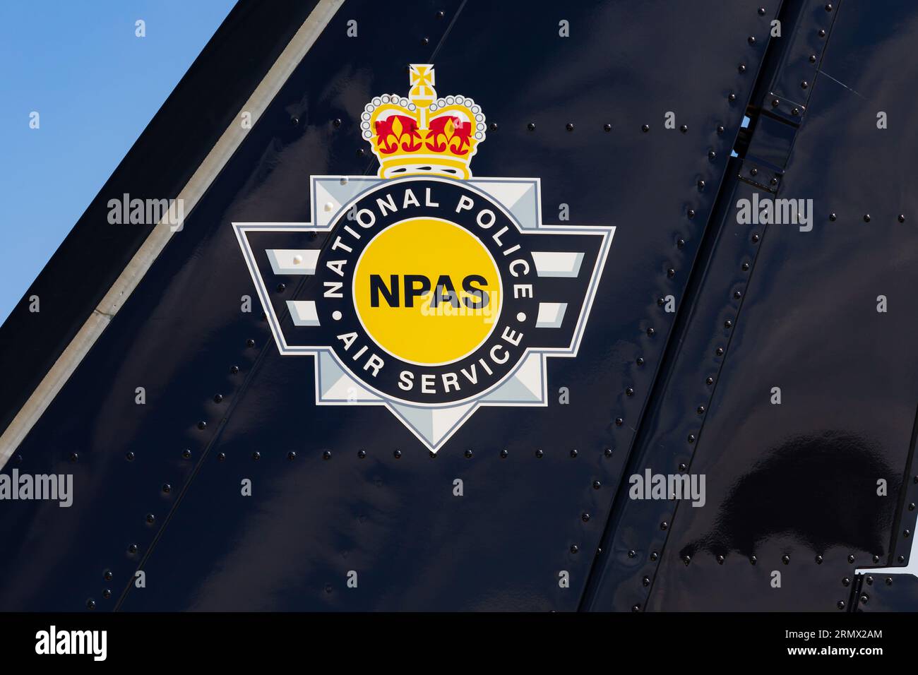 Primo piano del logo del servizio aereo della polizia nazionale sulla coda dell'aereo Partenavia Vulcanair P68R. Foto Stock