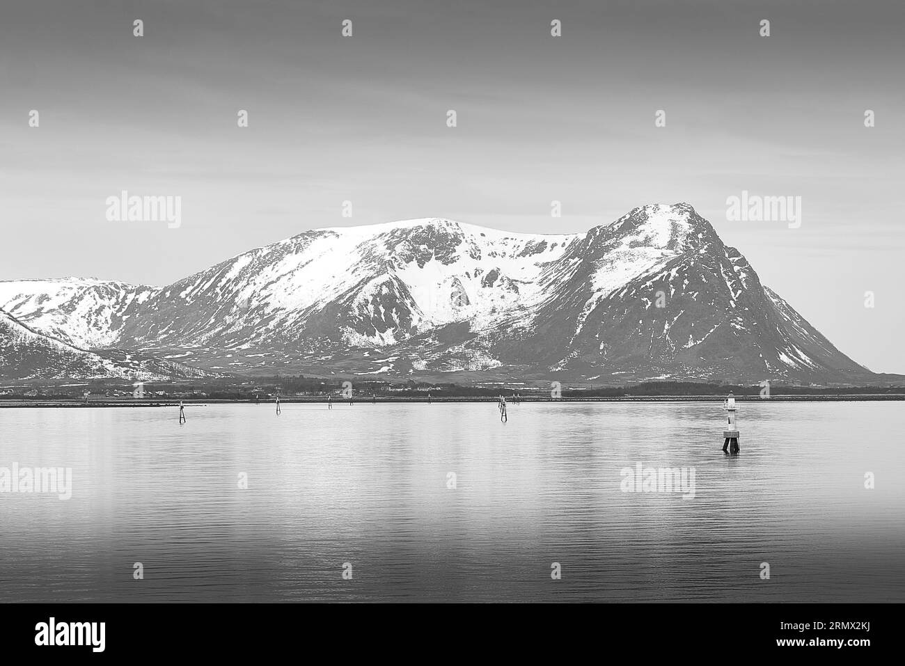 Foto in bianco e nero dello stretto Canale di Risøysundet (Canale di Risøy), dragato negli anni '1870 per consentire alle navi di evitare il pericoloso Mare aperto Foto Stock